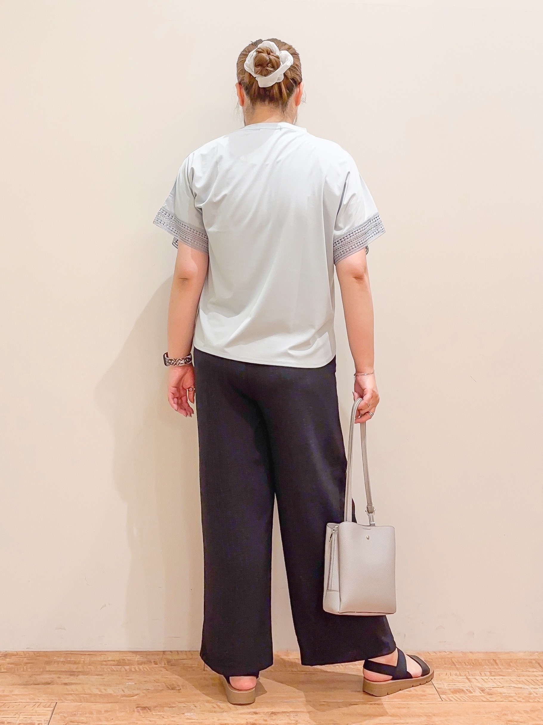 naoさんの「SHOO･LA･RUE｜【UV/洗濯機可/体型カバー】ヒップ周りが隠せる お袖レースTシャツ」を使ったコーディネート