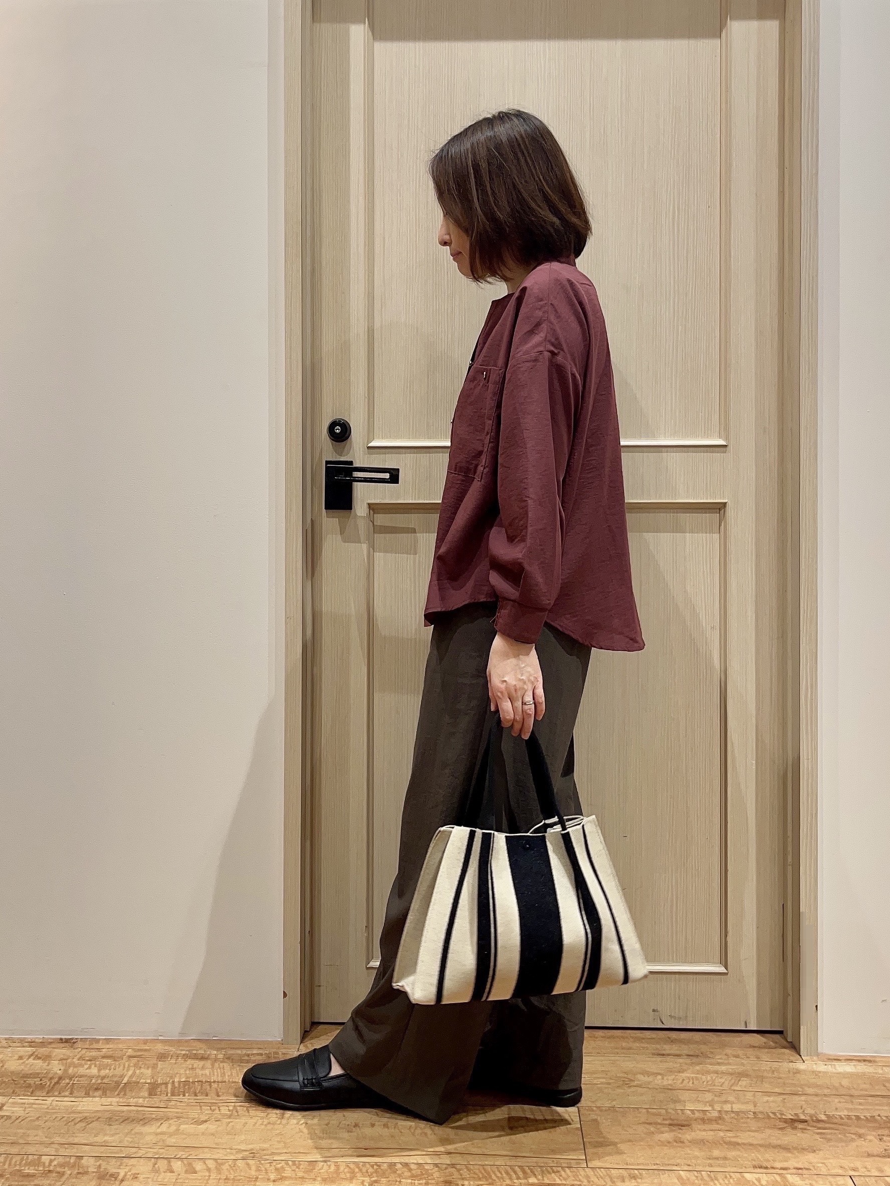 fukuiさんの「SHOO･LA･RUE｜【洗濯後しわになりにくい/S-LL】キーネック金ボタンポケットシャツ」を使ったコーディネート