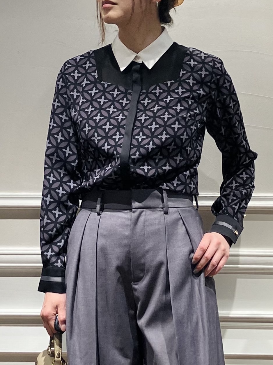 TSUKUIさんの「DRESSTERIOR｜オーバーラップサークル シアーデコルテシャツ」を使ったコーディネート
