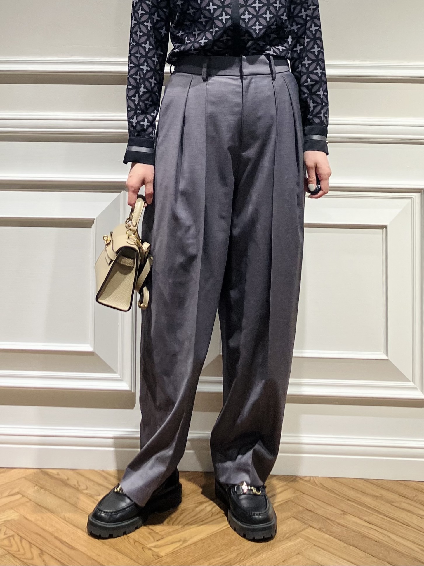 TSUKUIさんの「DRESSTERIOR｜オーバーラップサークル シアーデコルテシャツ」を使ったコーディネート