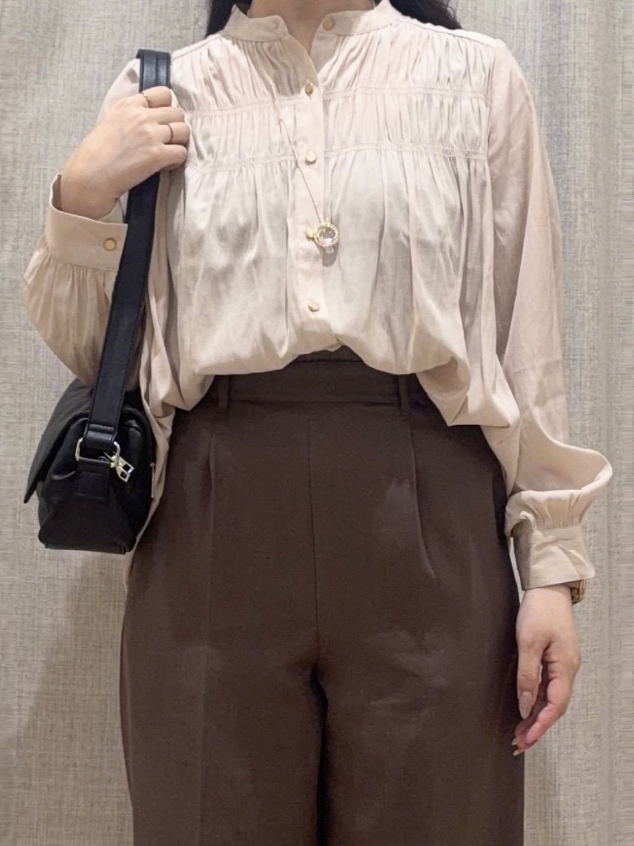 minamiさんの「grove｜【通勤/きれいめ】上品な艶を纏う ヴィンテージサテンブラウス」を使ったコーディネート