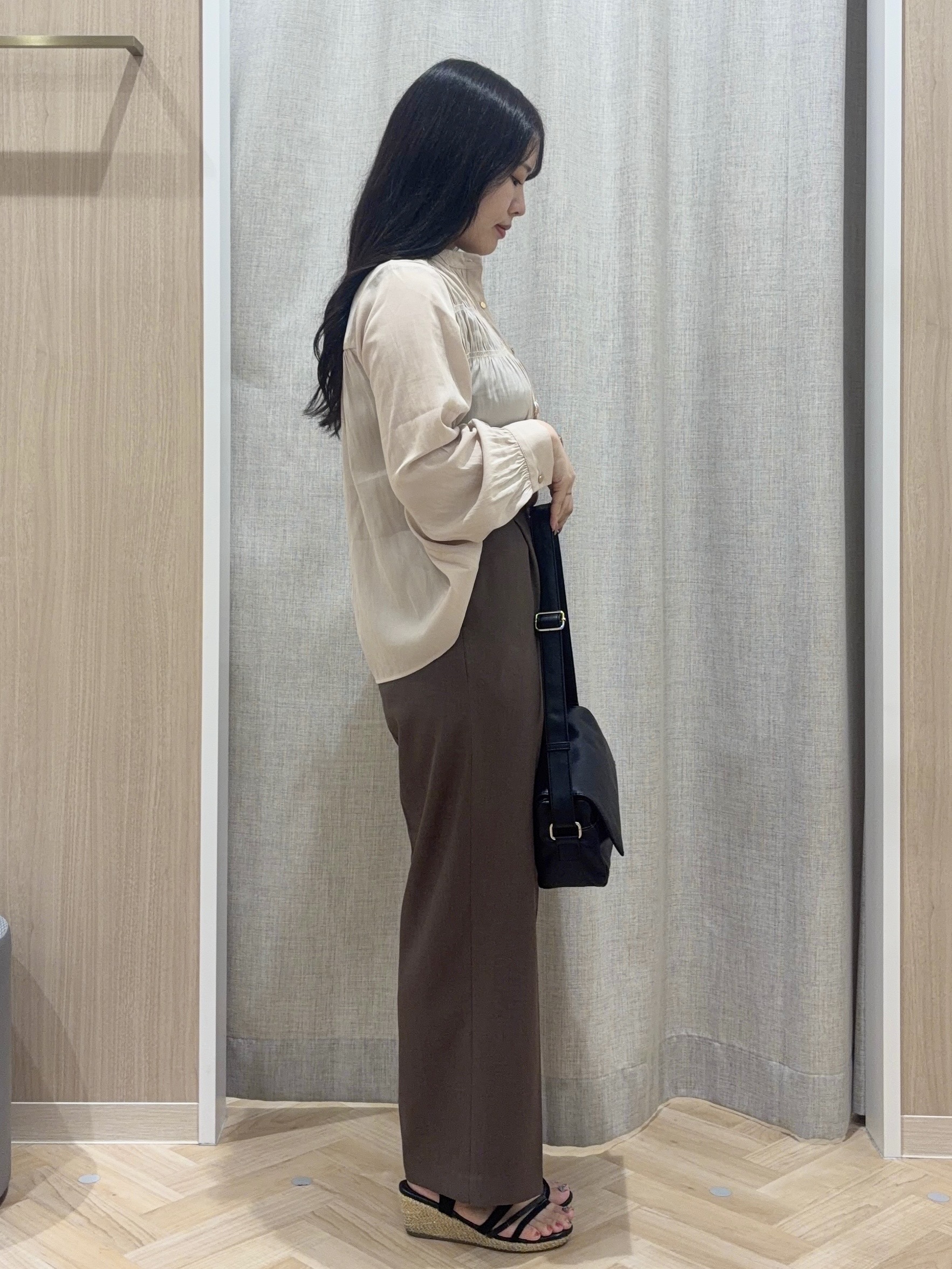 minamiさんの「grove｜【通勤/きれいめ】上品な艶を纏う ヴィンテージサテンブラウス」を使ったコーディネート