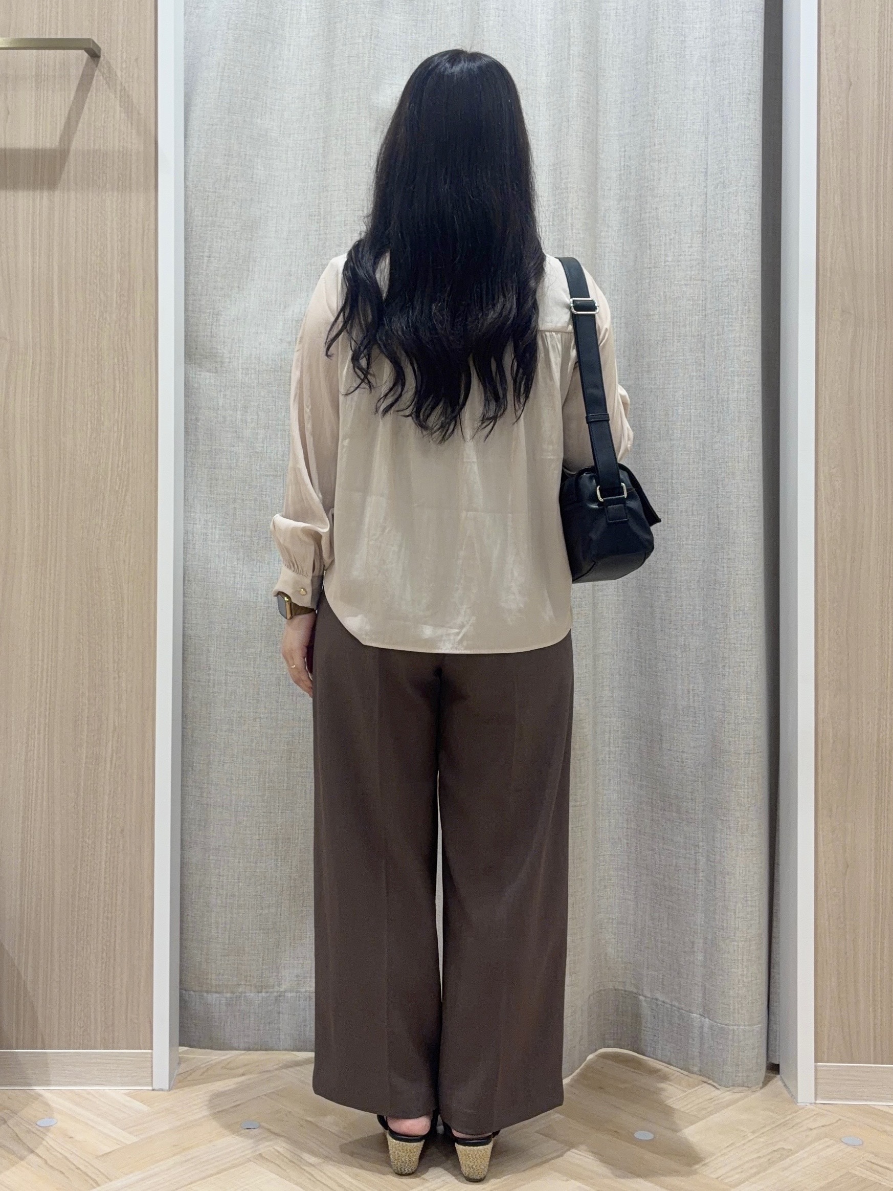 minamiさんの「grove｜【通勤/きれいめ】上品な艶を纏う ヴィンテージサテンブラウス」を使ったコーディネート