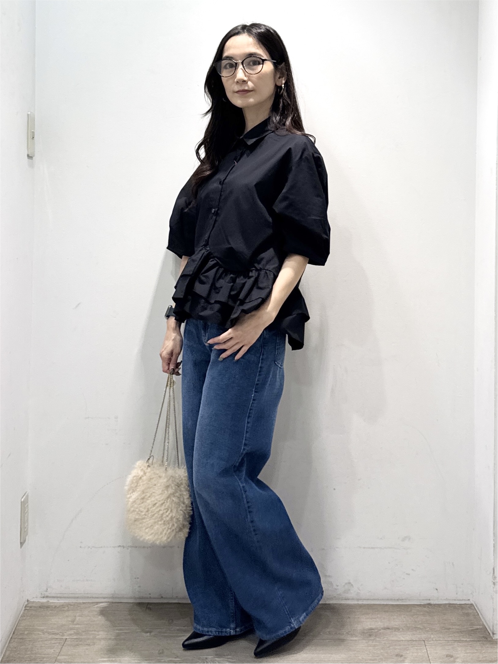 yuicciさんの「OPAQUE.CLIP｜【森絵梨佳さん着用】裾ラッフルデザインブラウス《洗濯機OK》」を使ったコーディネート