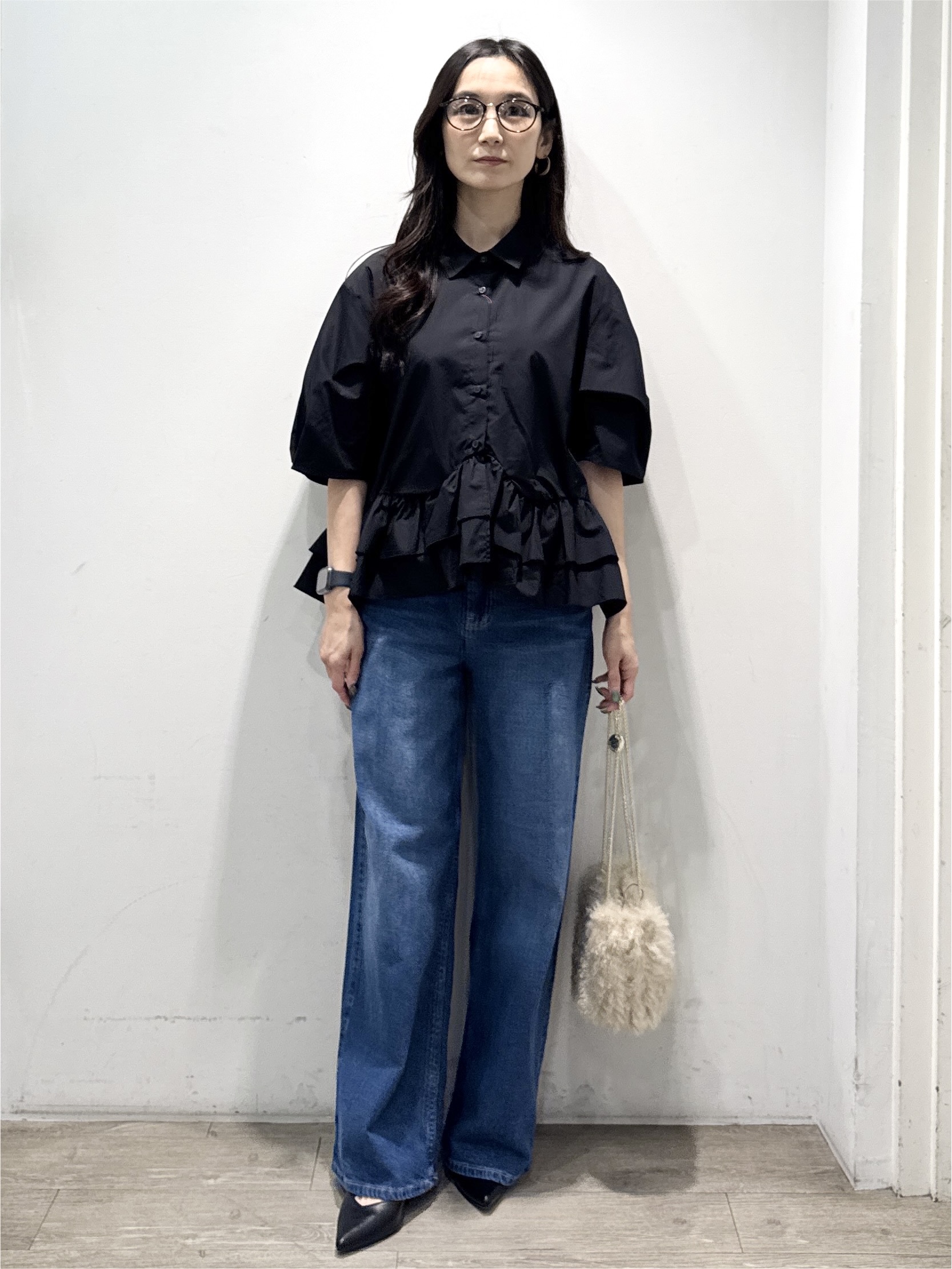 yuicciさんの「OPAQUE.CLIP｜【森絵梨佳さん着用】裾ラッフルデザインブラウス《洗濯機OK》」を使ったコーディネート