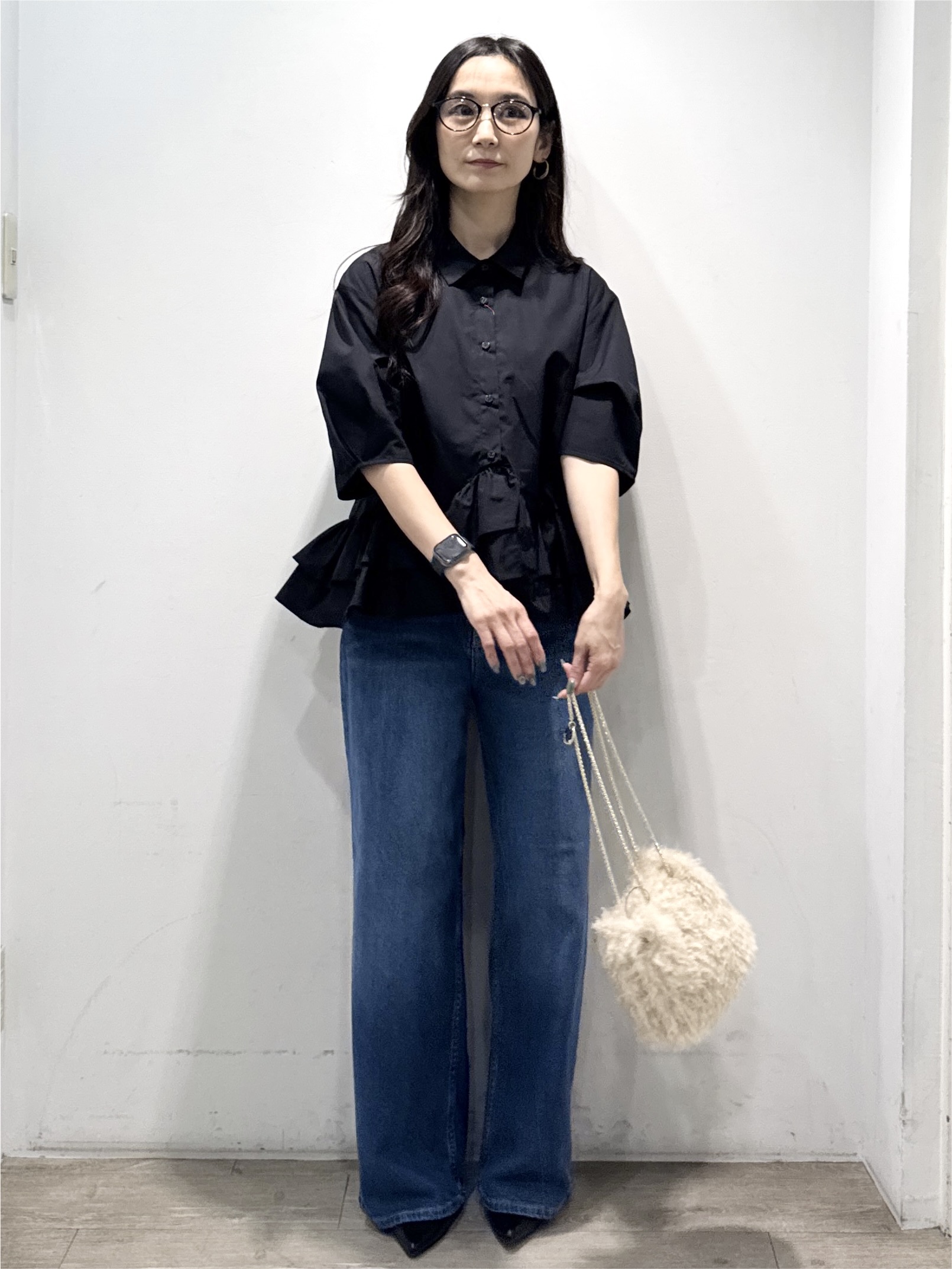 yuicciさんの「OPAQUE.CLIP｜【森絵梨佳さん着用】裾ラッフルデザインブラウス《洗濯機OK》」を使ったコーディネート