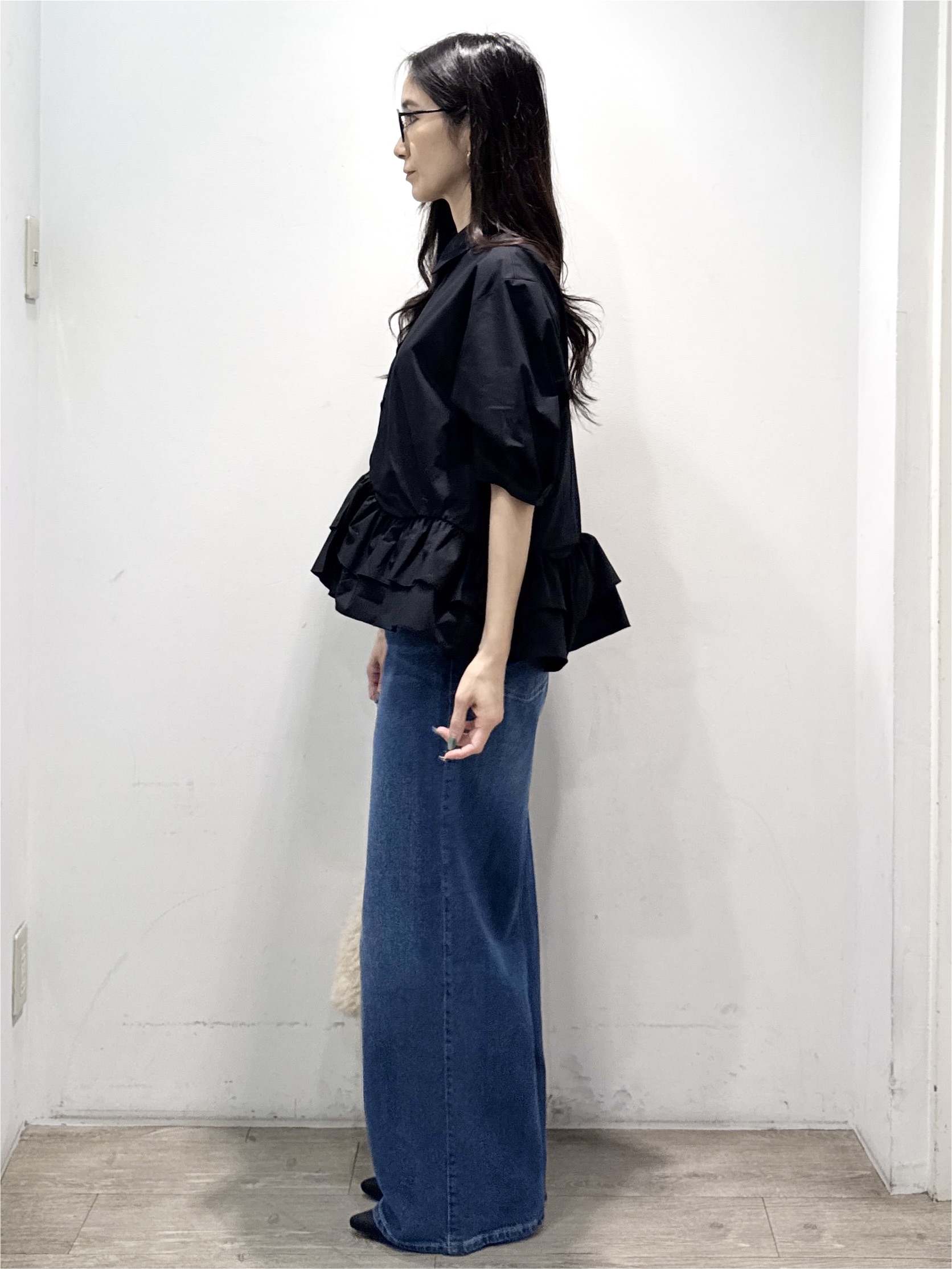 yuicciさんの「OPAQUE.CLIP｜【森絵梨佳さん着用】裾ラッフルデザインブラウス《洗濯機OK》」を使ったコーディネート