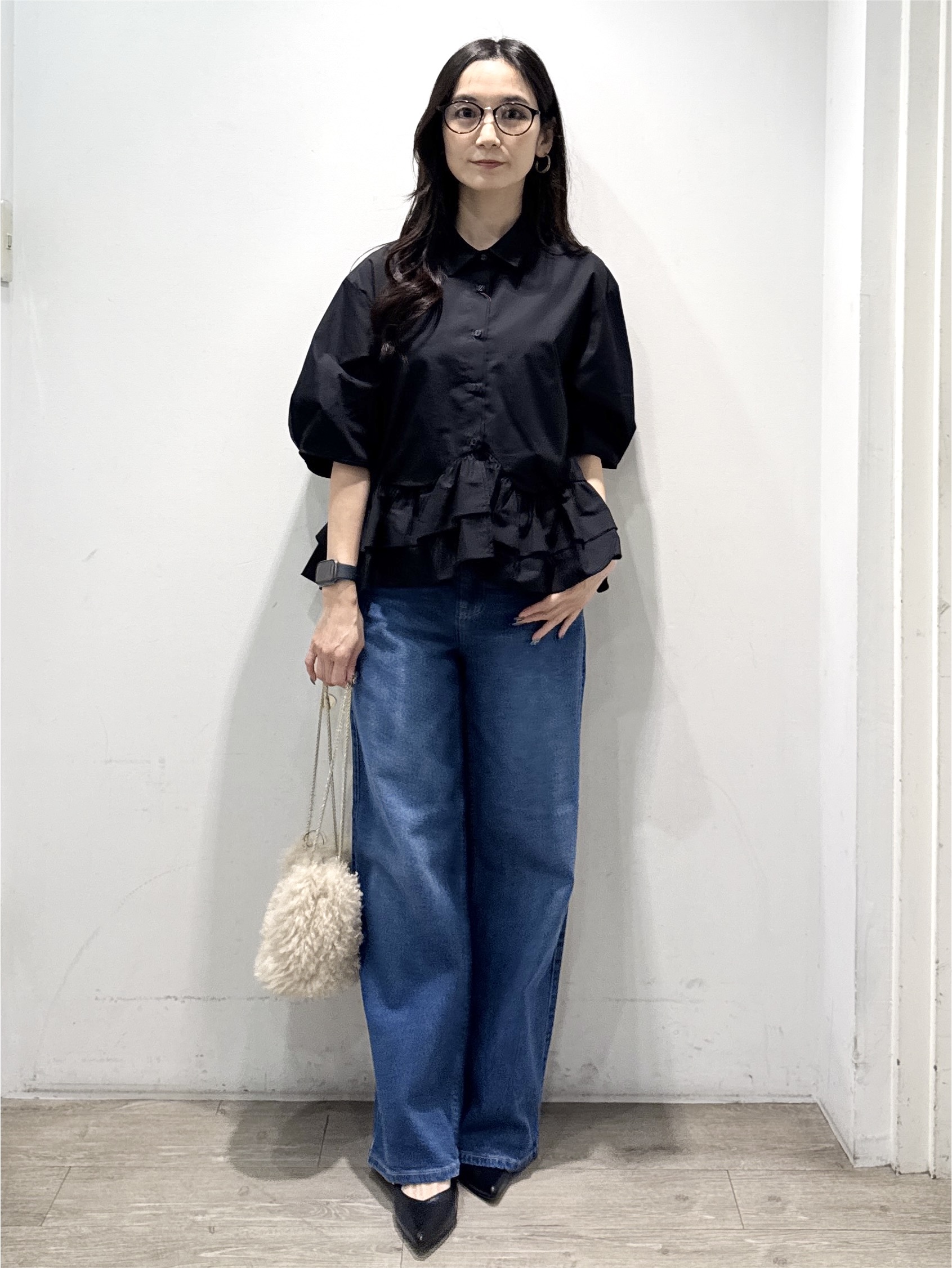 yuicciさんの「OPAQUE.CLIP｜【森絵梨佳さん着用】裾ラッフルデザインブラウス《洗濯機OK》」を使ったコーディネート