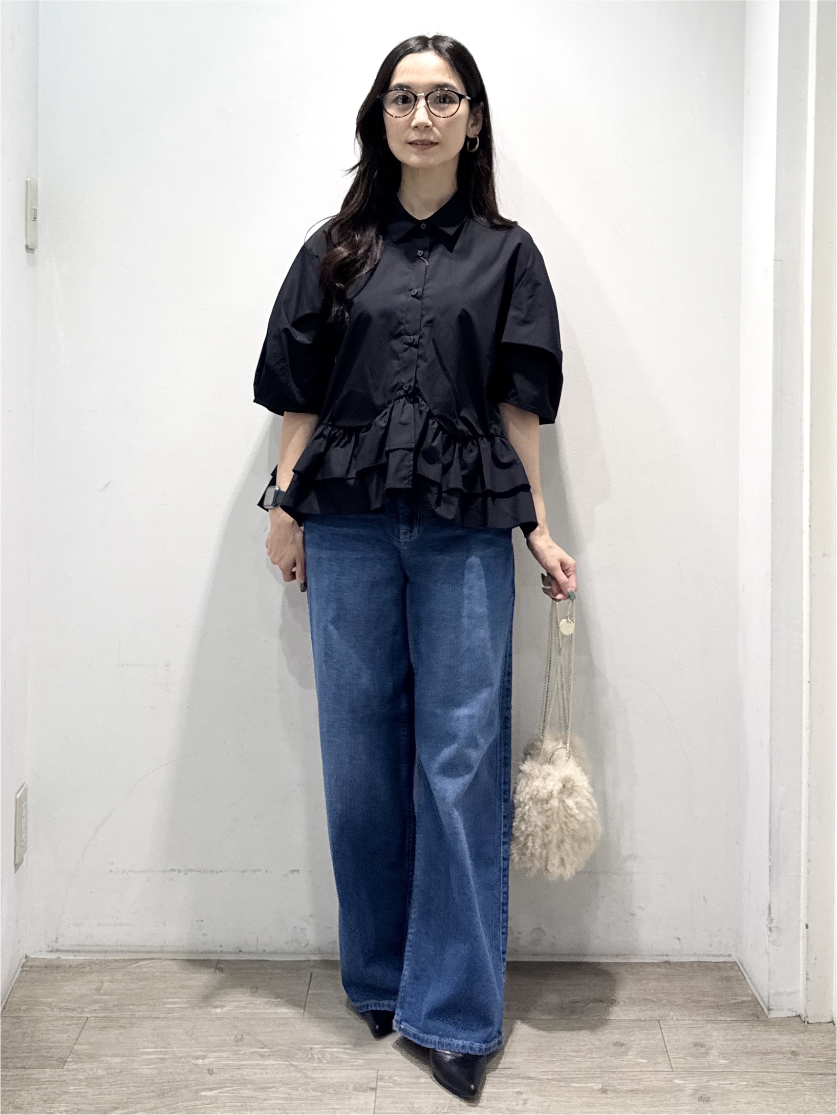 yuicciさんの「OPAQUE.CLIP｜【森絵梨佳さん着用】裾ラッフルデザインブラウス《洗濯機OK》」を使ったコーディネート