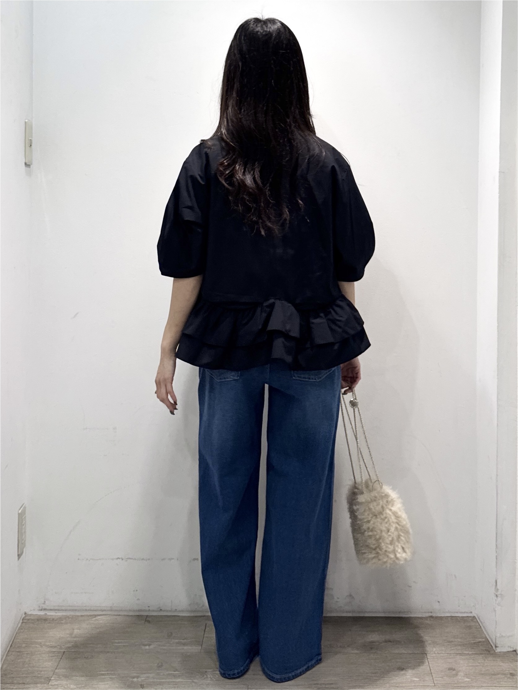 yuicciさんの「OPAQUE.CLIP｜【森絵梨佳さん着用】裾ラッフルデザインブラウス《洗濯機OK》」を使ったコーディネート
