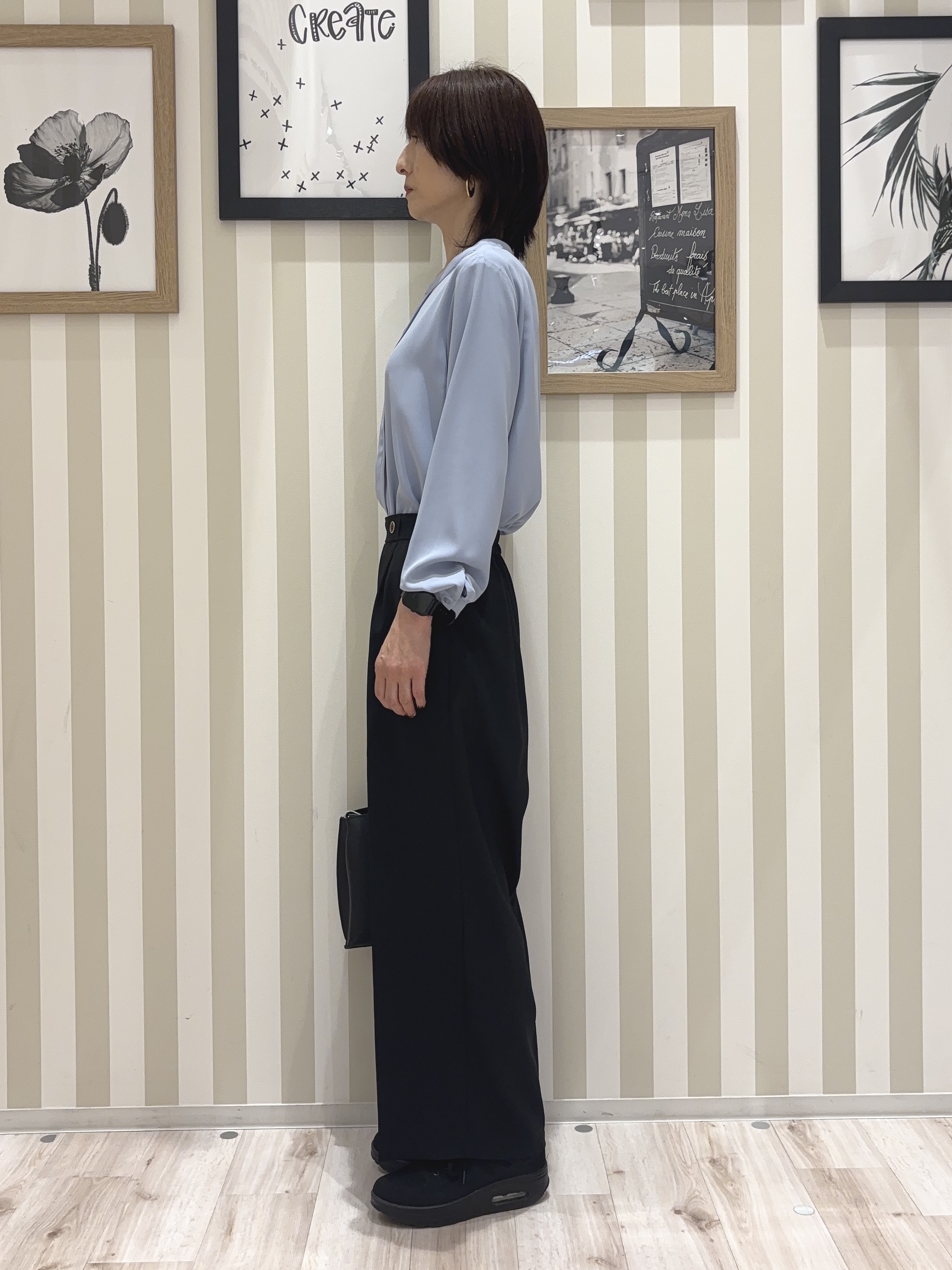 たまごがにさんの「SHOO･LA･RUE｜【通勤/UV/洗濯後しわになりにくい/S-LL】胸元のゴールドホックがアクセント ピンタックデザイン」を使ったコーディネート