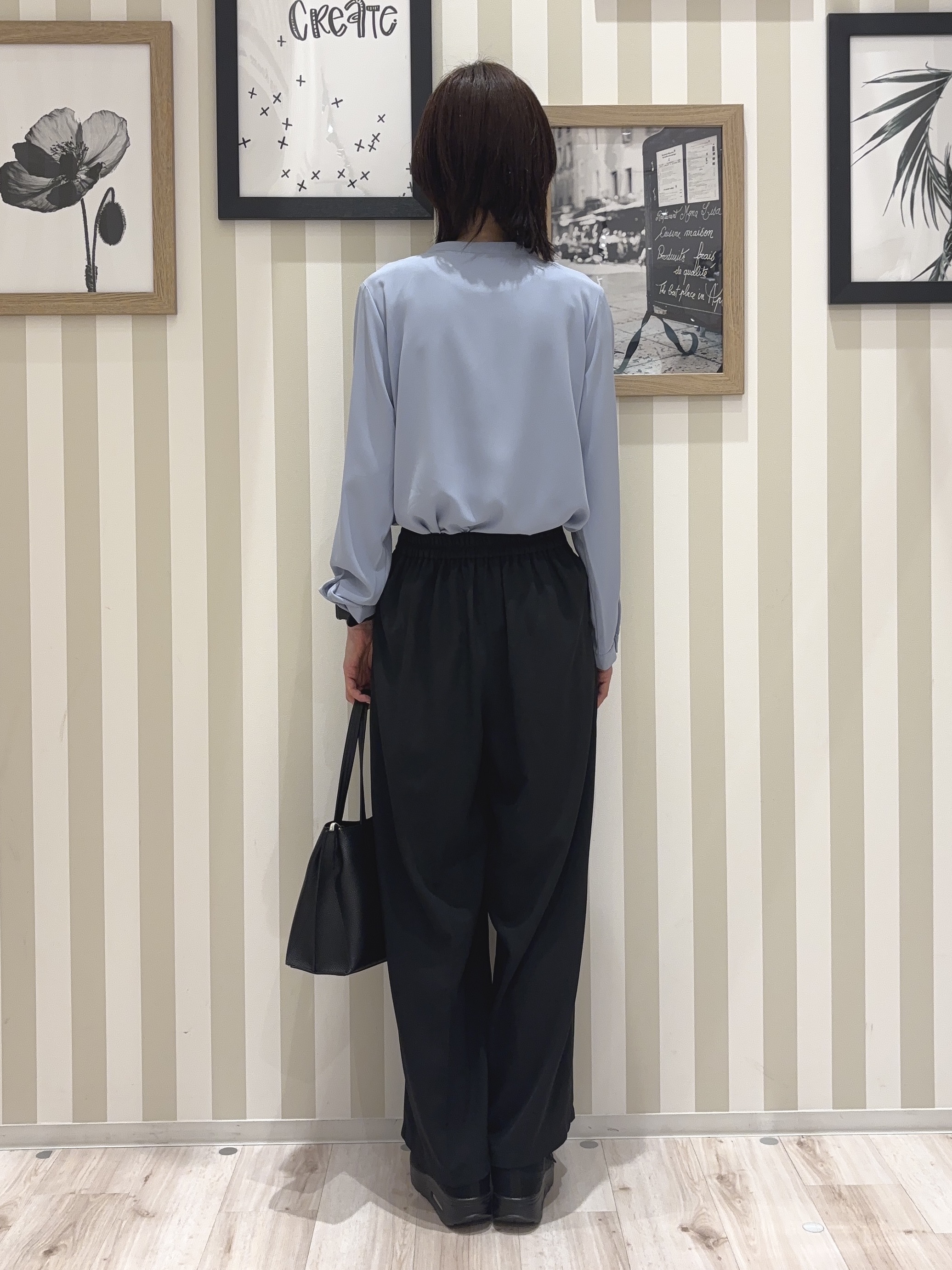 たまごがにさんの「SHOO･LA･RUE｜【通勤/UV/洗濯後しわになりにくい/S-LL】胸元のゴールドホックがアクセント ピンタックデザイン」を使ったコーディネート