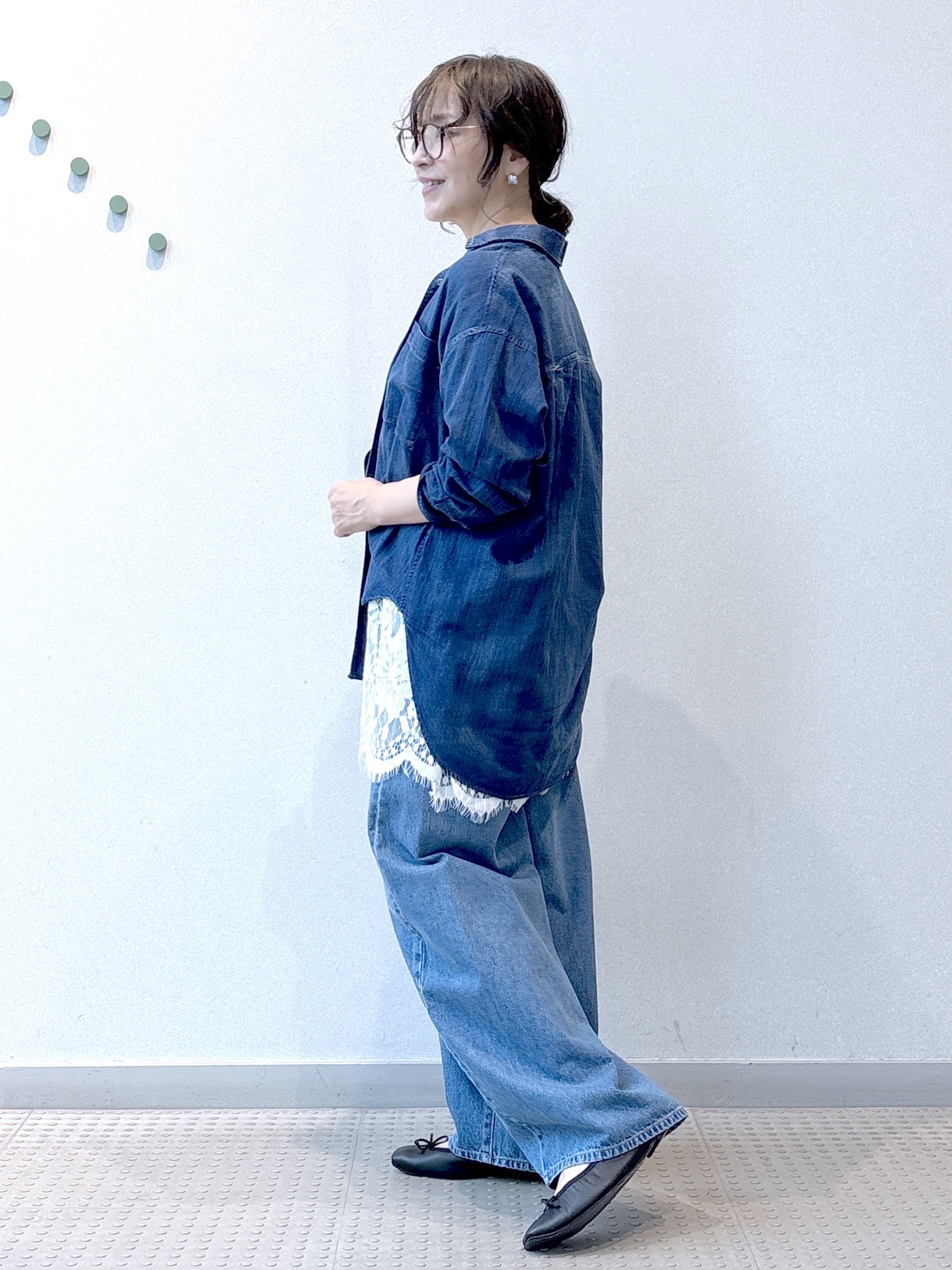 kawamuraさんの「DRESSTERIOR｜【涼しく着映え】シアーデニムシャツ」を使ったコーディネート