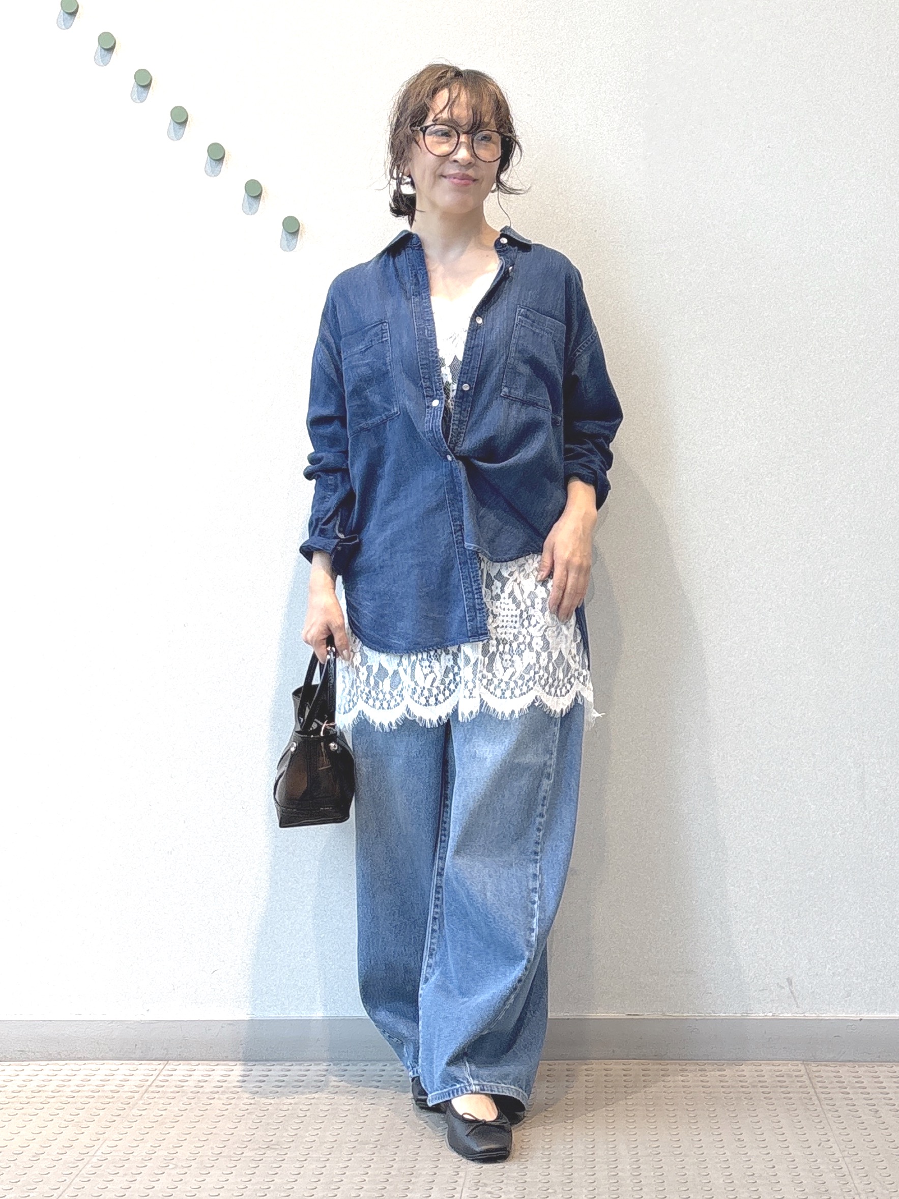 kawamuraさんの「DRESSTERIOR｜【涼しく着映え】シアーデニムシャツ」を使ったコーディネート