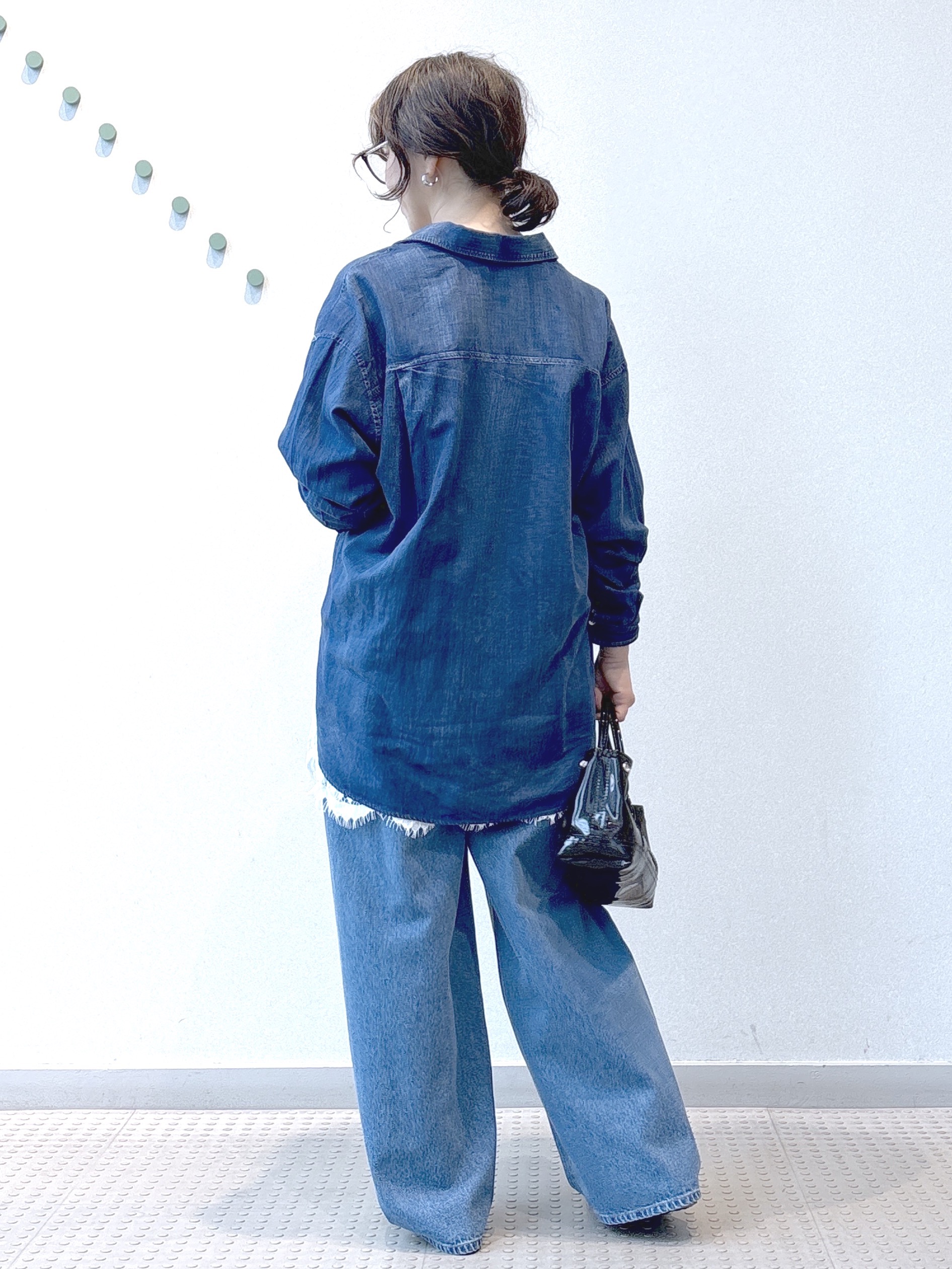 kawamuraさんの「DRESSTERIOR｜【涼しく着映え】シアーデニムシャツ」を使ったコーディネート