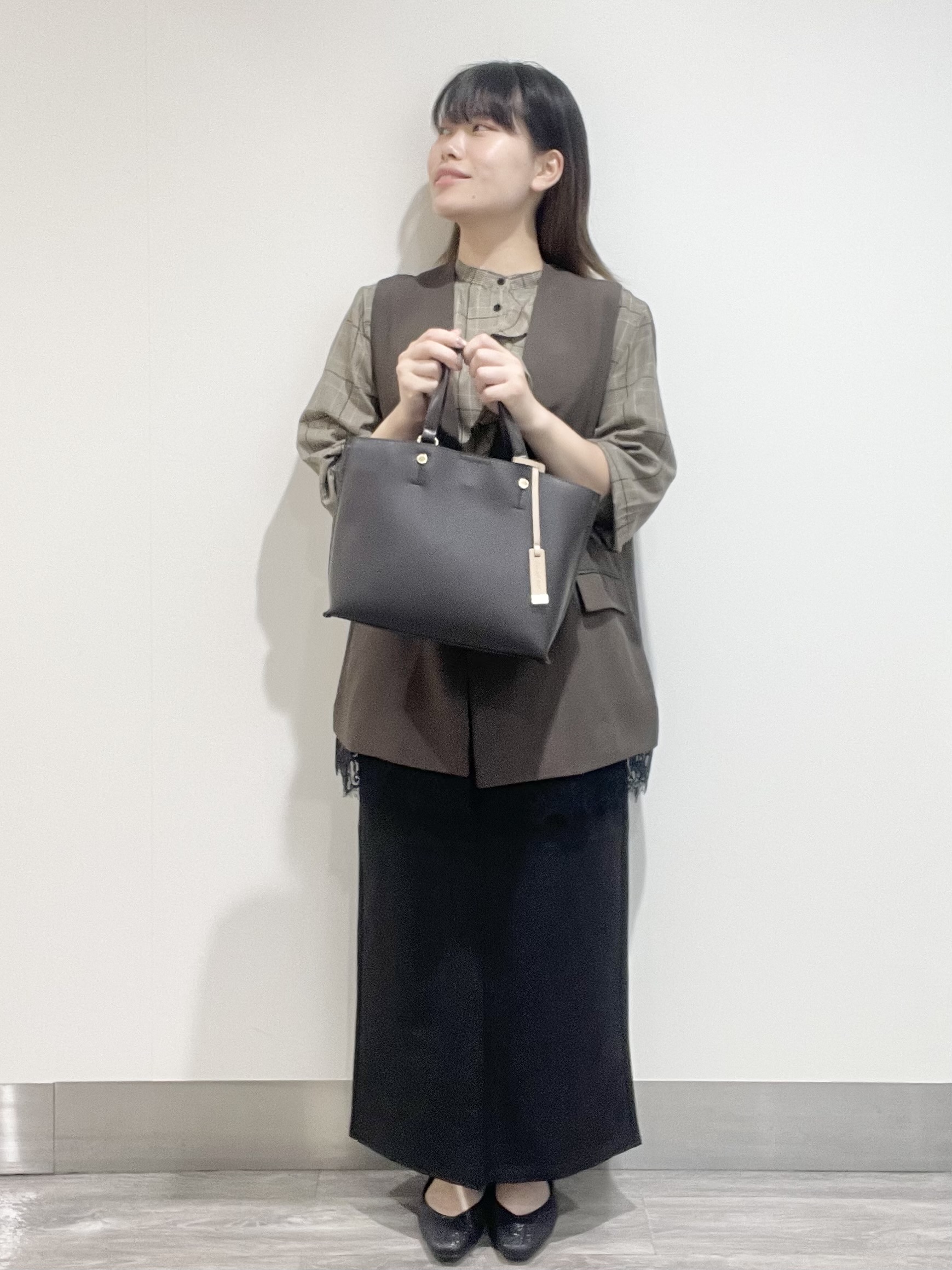 こじさんの「OPAQUE.CLIP｜裾レースVネックジレ【2WAY ／洗濯機OK】」を使ったコーディネート