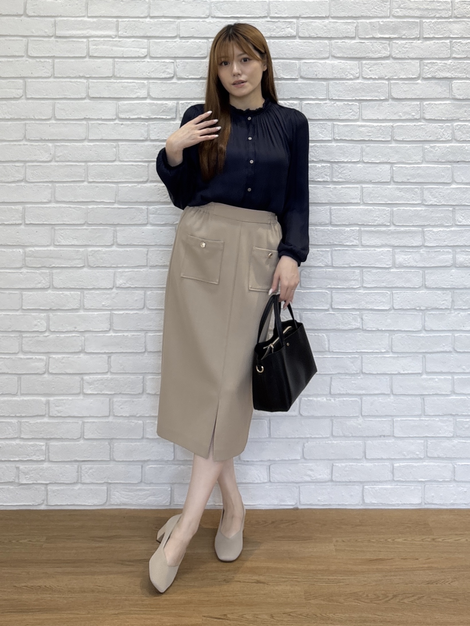 sayaさんの「SHOO･LA･RUE｜【通勤/UV/洗濯後しわになりにくい/S-LL】華やかに見せてくれる プチフリルサテンブラウス」を使ったコーディネート
