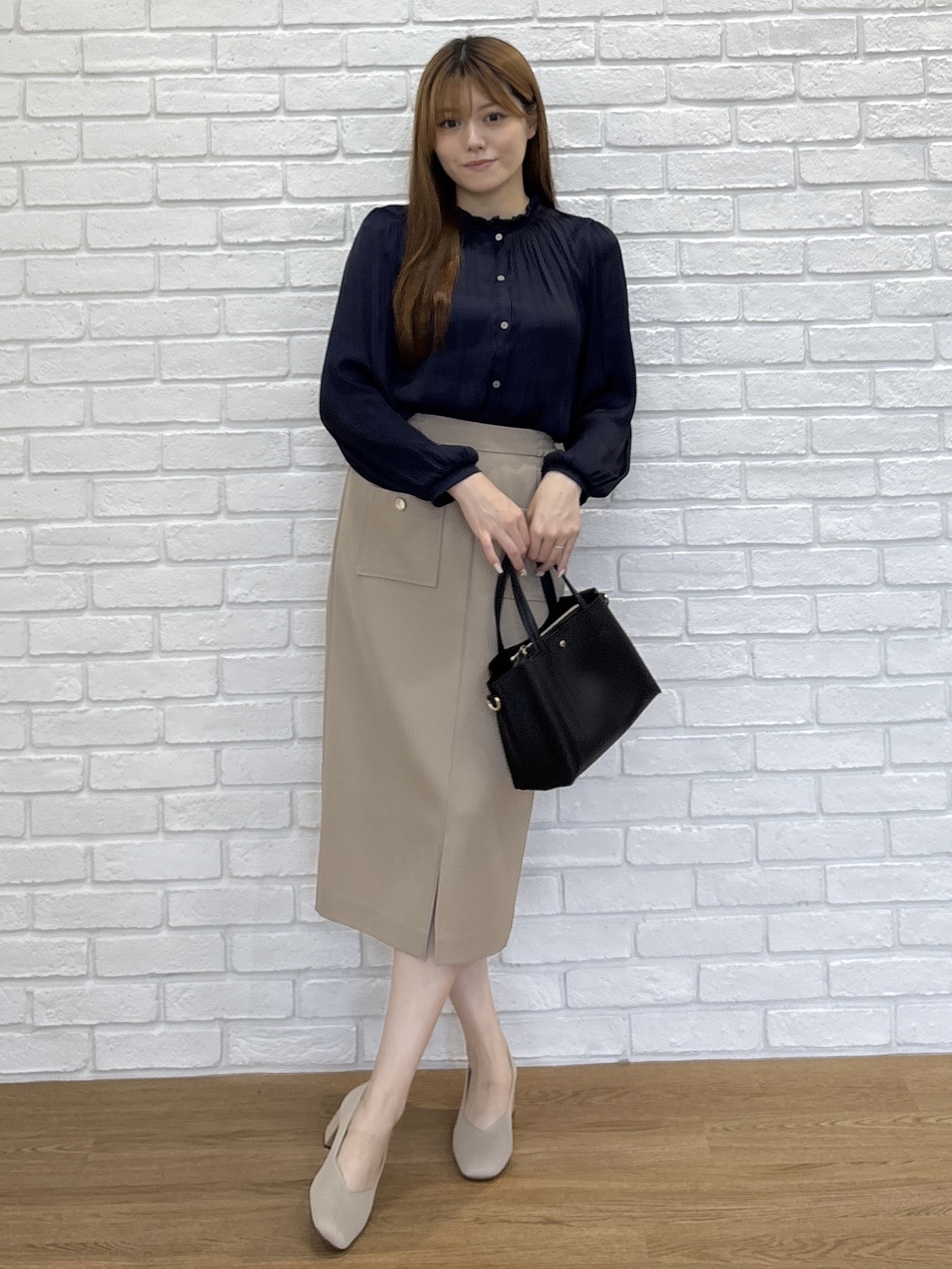 sayaさんの「SHOO･LA･RUE｜【通勤/UV/洗濯後しわになりにくい/S-LL】華やかに見せてくれる プチフリルサテンブラウス」を使ったコーディネート