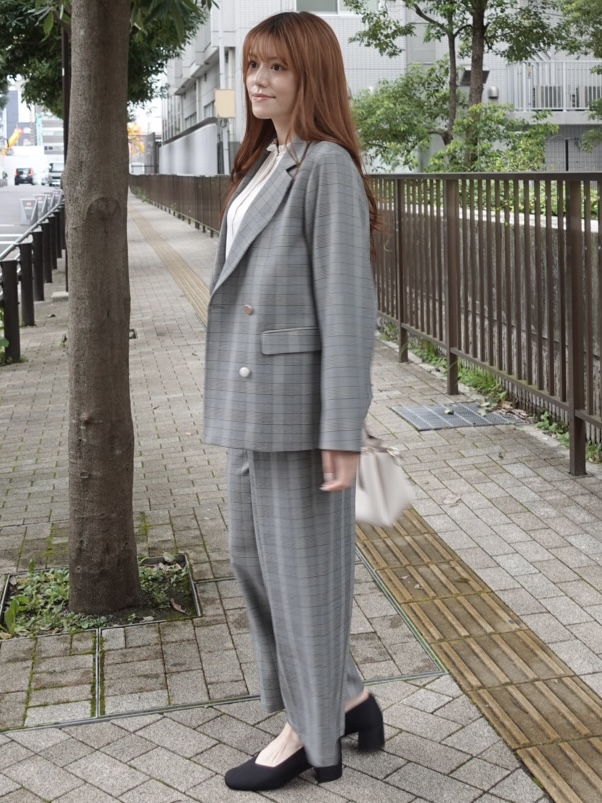 sayaさんの「SHOO･LA･RUE｜【通勤/UV/洗濯後しわになりにくい/S-LL】華やかに見せてくれる プチフリルサテンブラウス」を使ったコーディネート