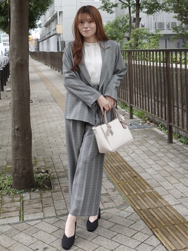 sayaさんの「SHOO･LA･RUE｜【通勤/UV/洗濯後しわになりにくい/S-LL】華やかに見せてくれる プチフリルサテンブラウス」を使ったコーディネート