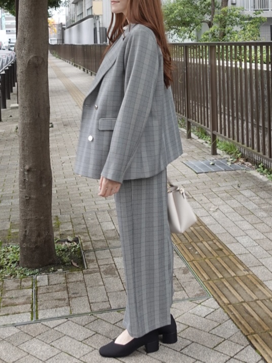 sayaさんの「SHOO･LA･RUE｜【通勤/UV/洗濯後しわになりにくい/S-LL】華やかに見せてくれる プチフリルサテンブラウス」を使ったコーディネート