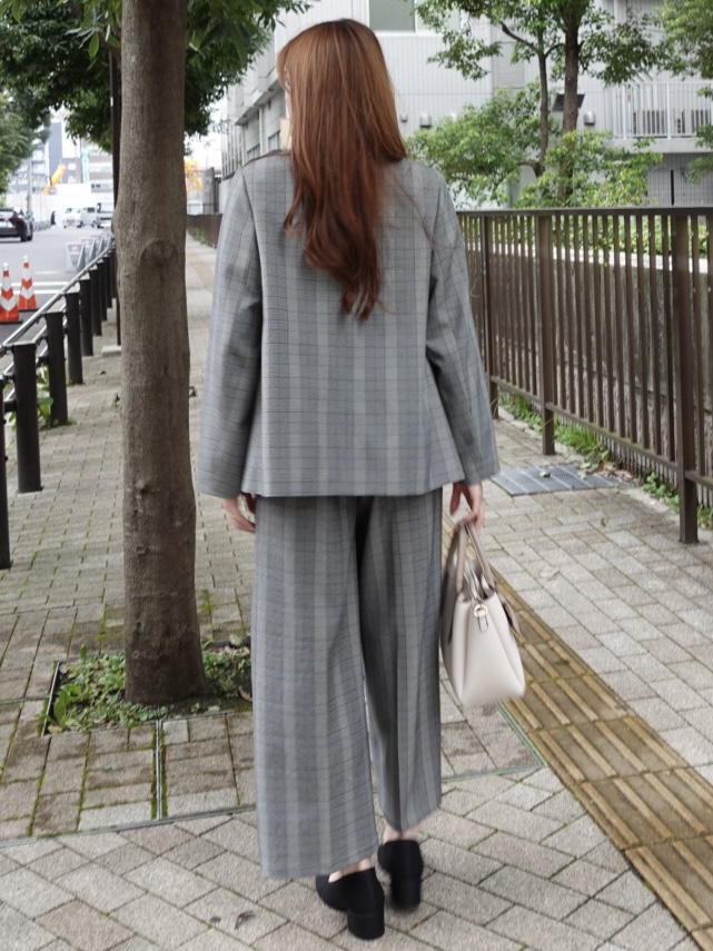 sayaさんの「SHOO･LA･RUE｜【通勤/UV/洗濯後しわになりにくい/S-LL】華やかに見せてくれる プチフリルサテンブラウス」を使ったコーディネート