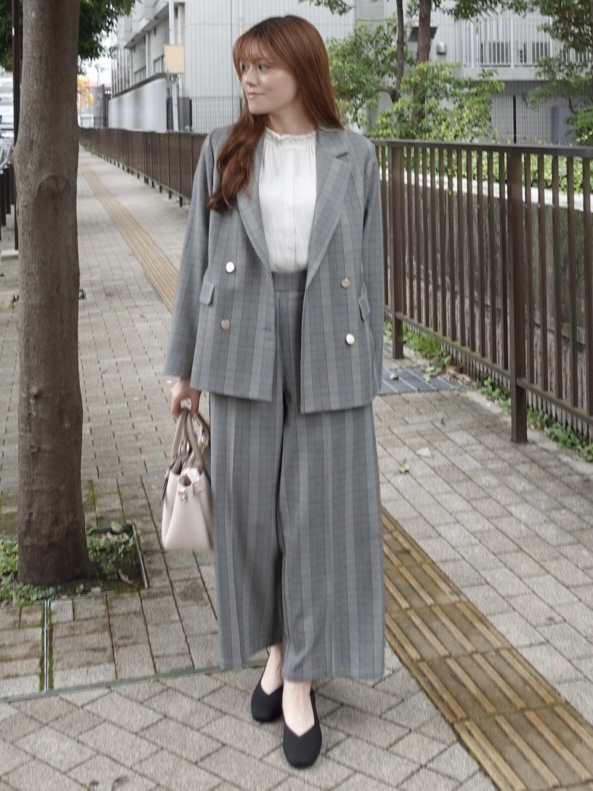sayaさんの「SHOO･LA･RUE｜【通勤/UV/洗濯後しわになりにくい/S-LL】華やかに見せてくれる プチフリルサテンブラウス」を使ったコーディネート