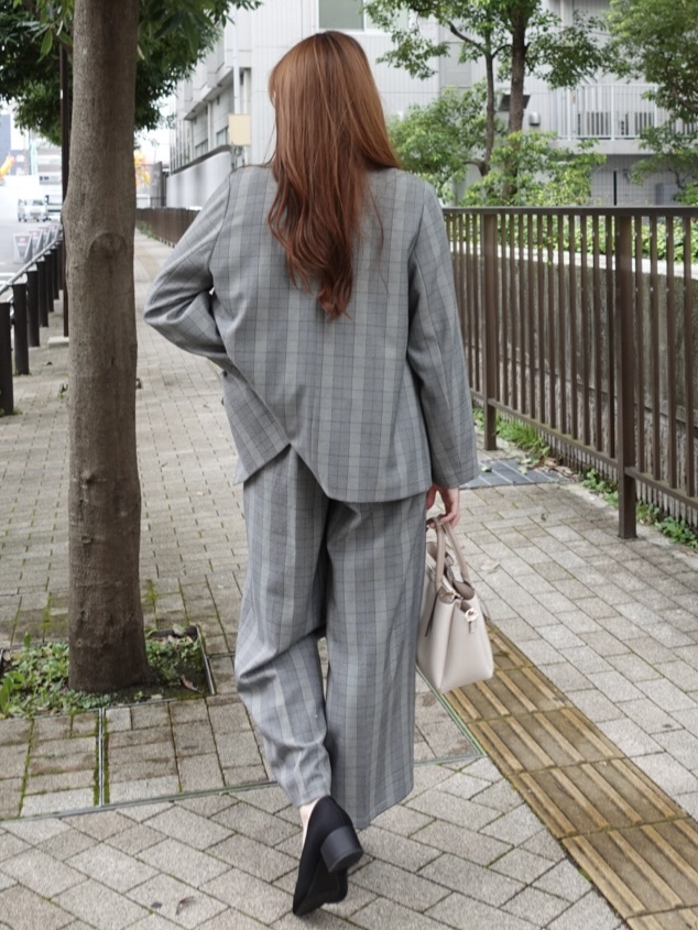 sayaさんの「SHOO･LA･RUE｜【通勤/UV/洗濯後しわになりにくい/S-LL】華やかに見せてくれる プチフリルサテンブラウス」を使ったコーディネート