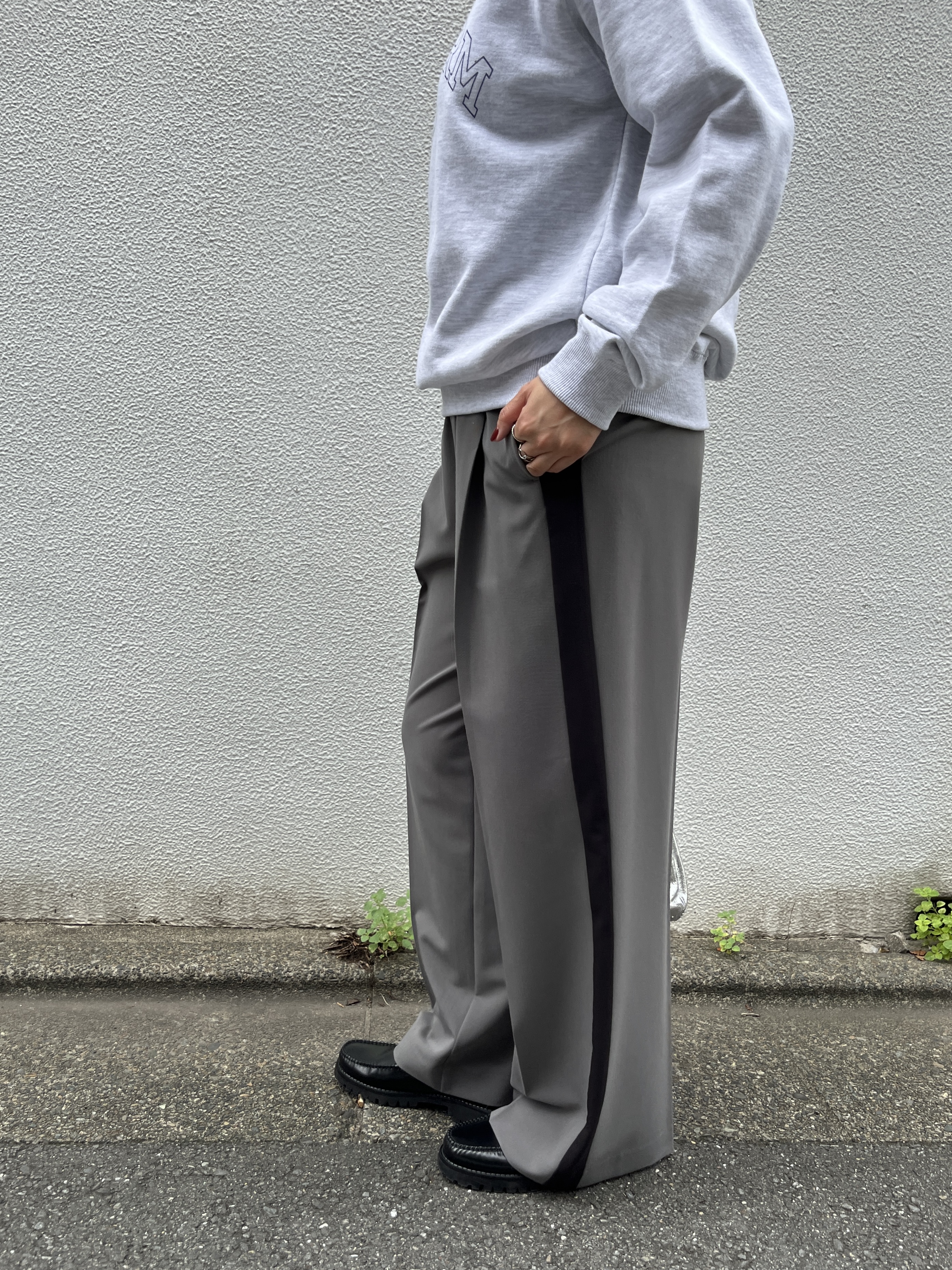 Harukaさんの「INDIVI｜フォルムロゴスウェット」を使ったコーディネート