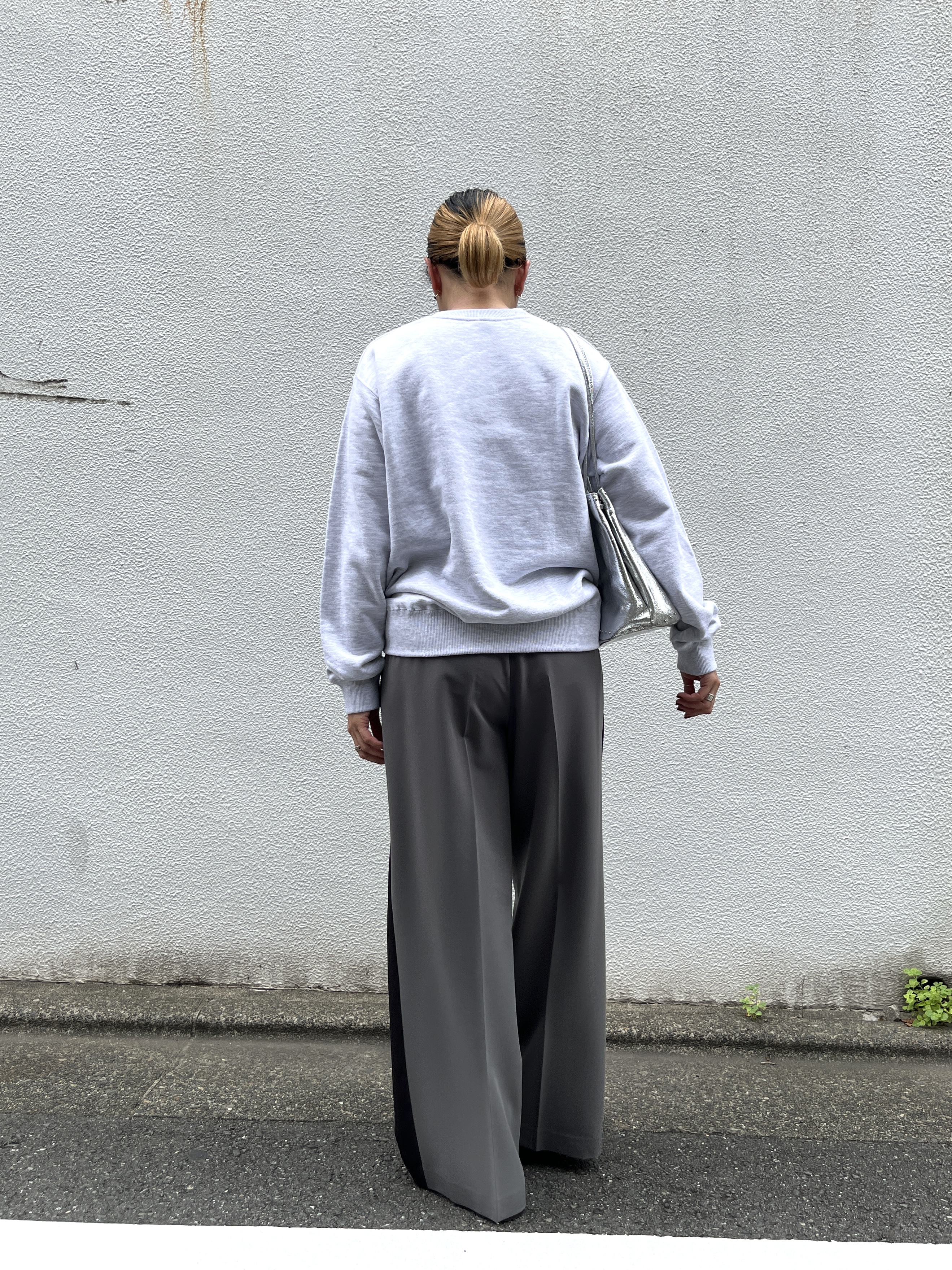 Harukaさんの「INDIVI｜フォルムロゴスウェット」を使ったコーディネート