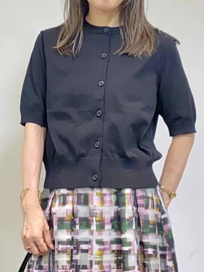 tomoさんの「UNTITLED｜【すっきり秋羽織り/前開きボタン】ドライタッチ5分袖カーディガン」を使ったコーディネート