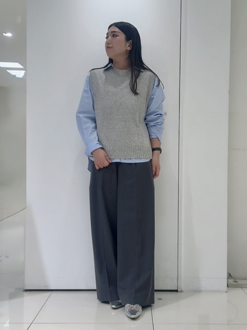 なかじさんの「UNTITLED｜【5色展開/手洗い可】ローシルクウールニットベスト」を使ったコーディネート
