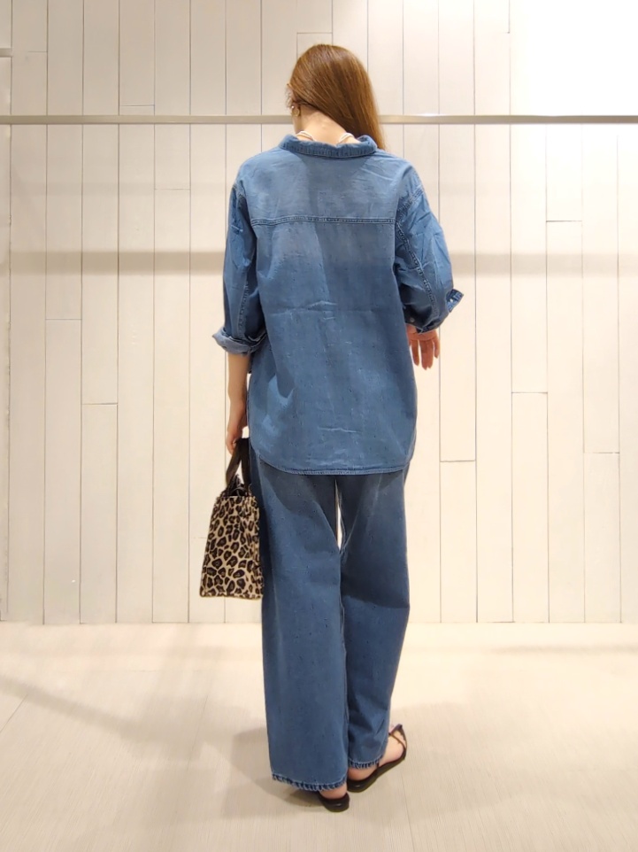 SHOさんの「INDIVI｜【洗える／体型カバー】ライトデニム ワークシャツ」を使ったコーディネート
