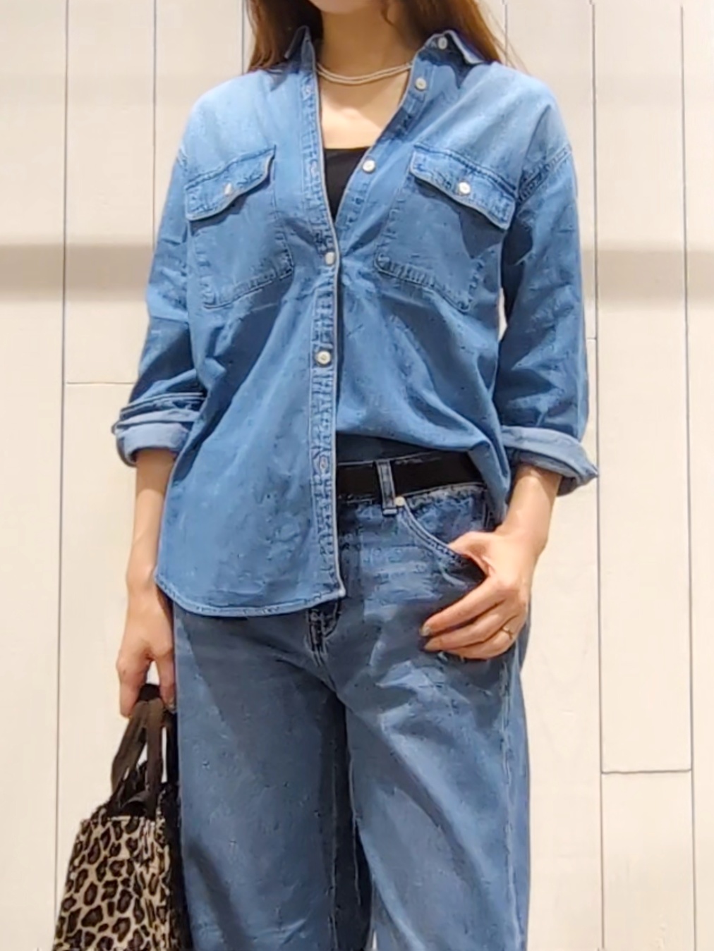 SHOさんの「INDIVI｜【洗える／体型カバー】ライトデニム ワークシャツ」を使ったコーディネート