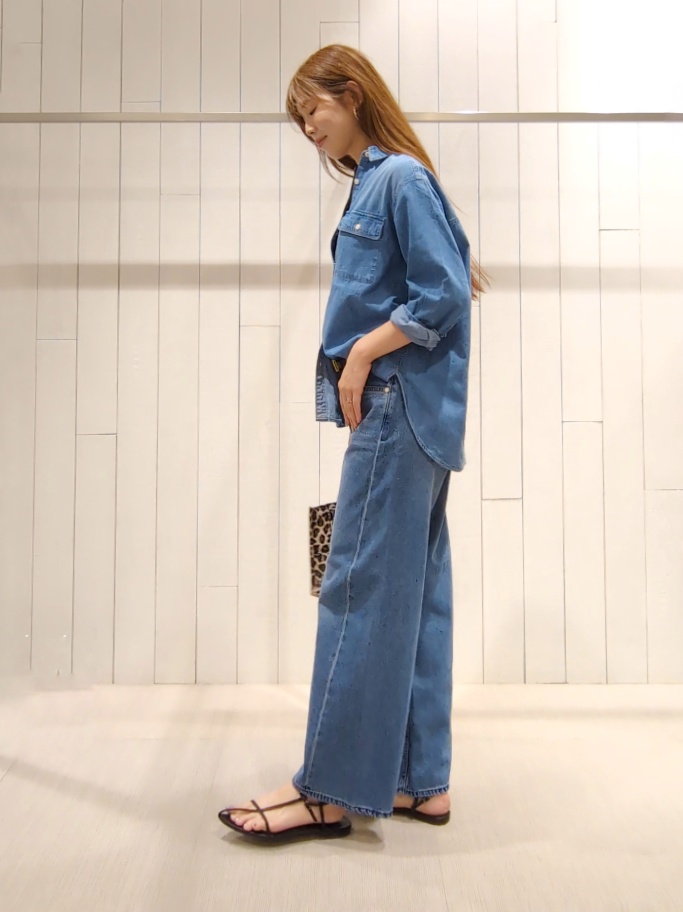 SHOさんの「INDIVI｜【洗える／体型カバー】ライトデニム ワークシャツ」を使ったコーディネート