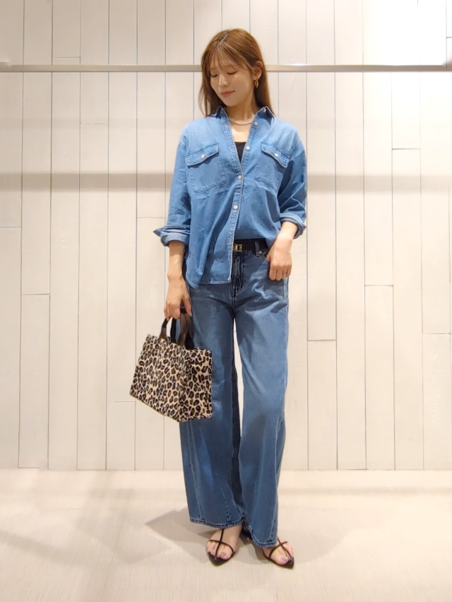 SHOさんの「INDIVI｜【洗える／体型カバー】ライトデニム ワークシャツ」を使ったコーディネート