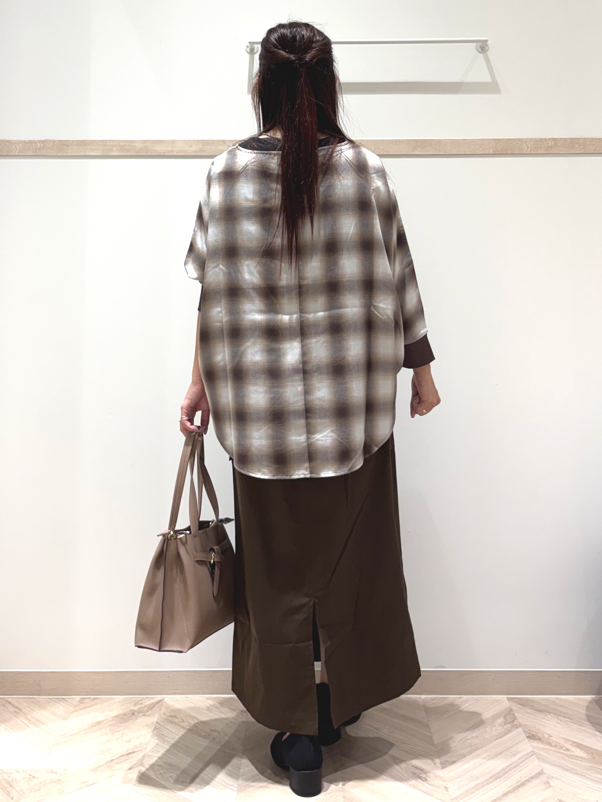 nanaさんの「SHOO･LA･RUE｜【着丈選べる/洗濯後しわになりにくい】インせず着られる ドルマンブラウス」を使ったコーディネート