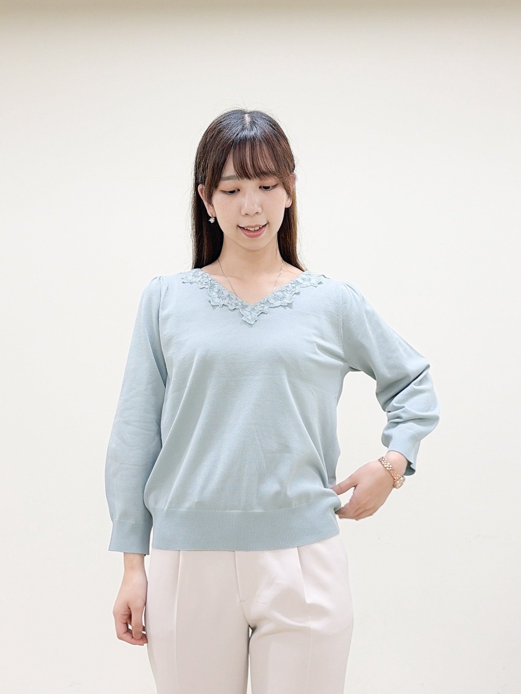 yurinaさんの「index｜【UVケア】衿レースVネックニット《洗濯機OK／抗ピル》」を使ったコーディネート