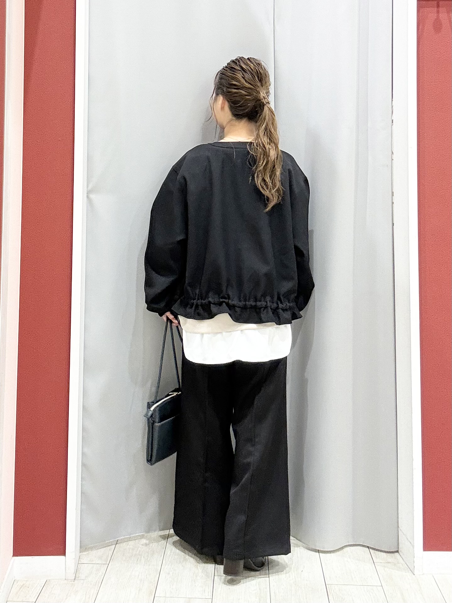shioさんの「SHOO･LA･RUE｜【洗濯後しわになりにくい/S-LL】裾ドロストフリルブルゾン」を使ったコーディネート