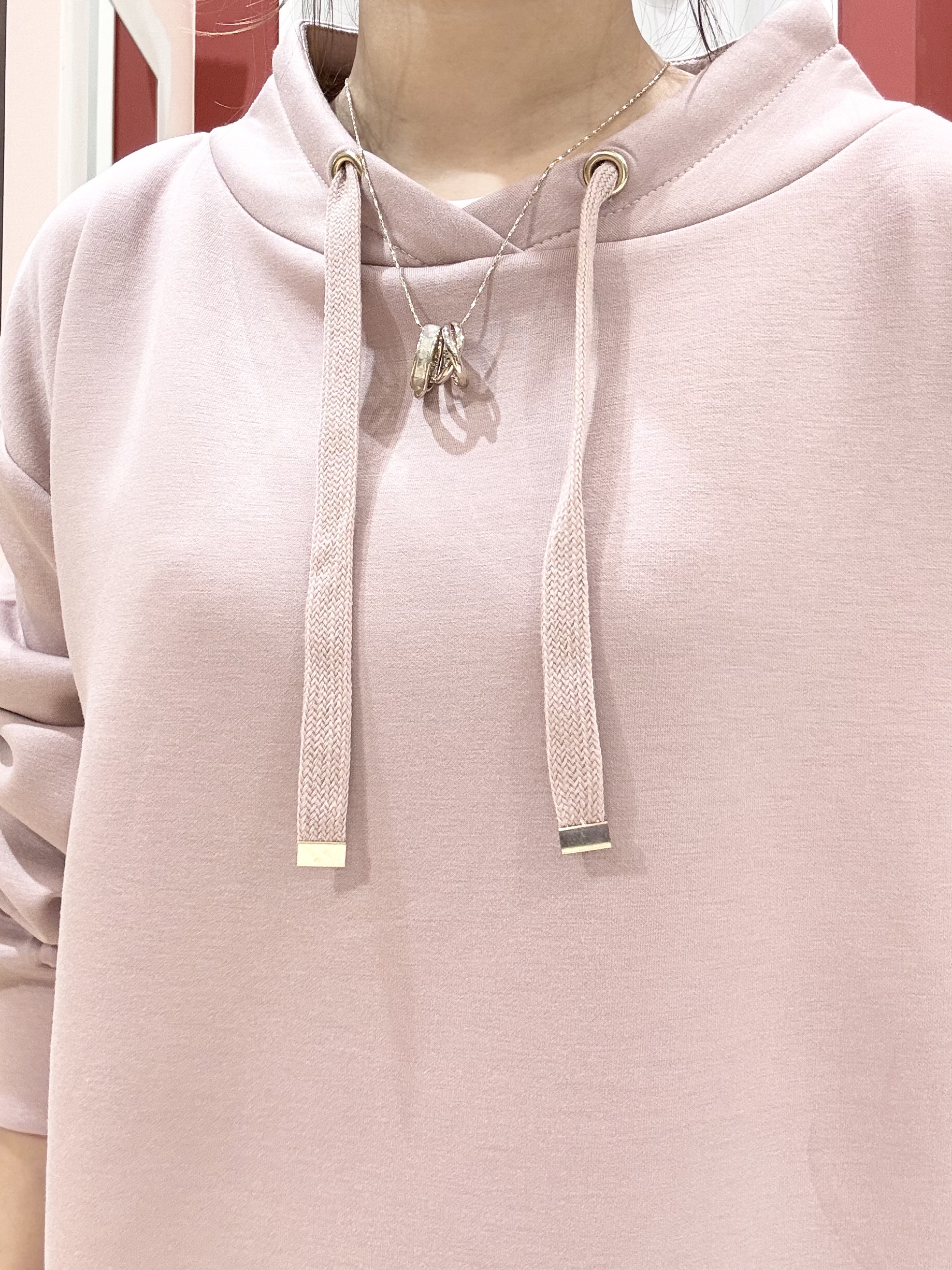shioさんの「SHOO･LA･RUE｜【S-LL/体型カバー】もちさらなめらかタッチ 抜き襟風トップス」を使ったコーディネート