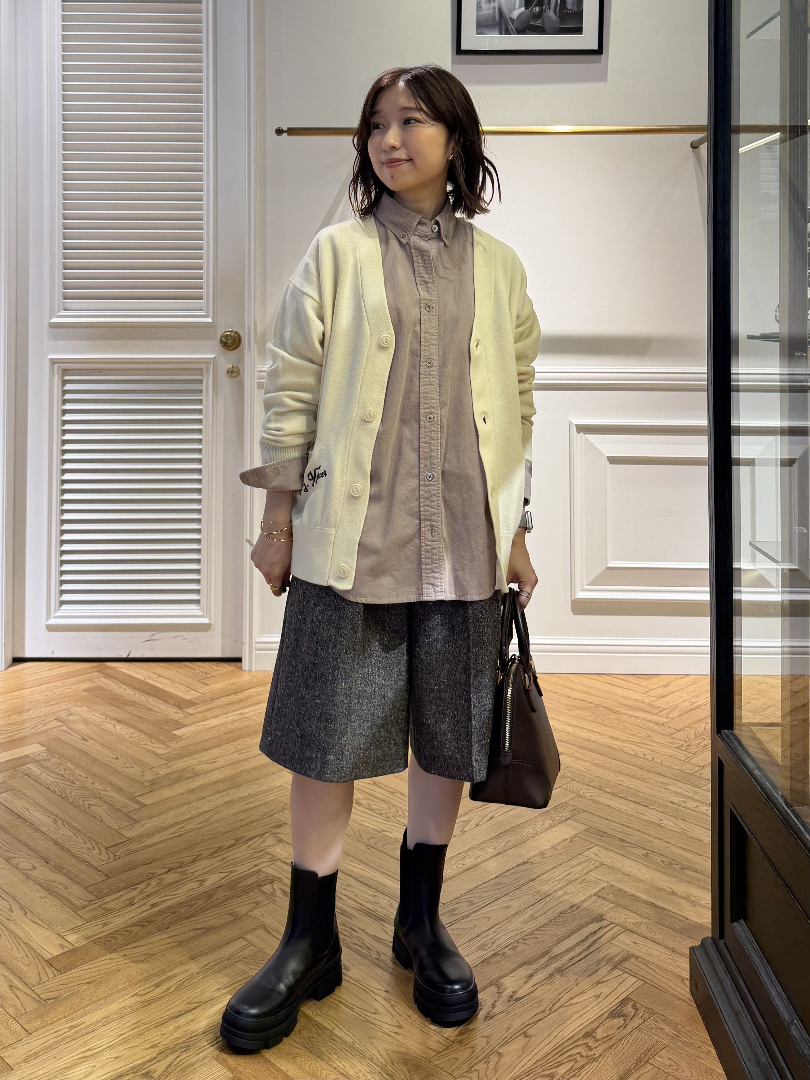 つじ まこさんの「DRESSTERIOR｜【軽やかな着心地】コーデュロイ オーバーサイズシャツ」を使ったコーディネート