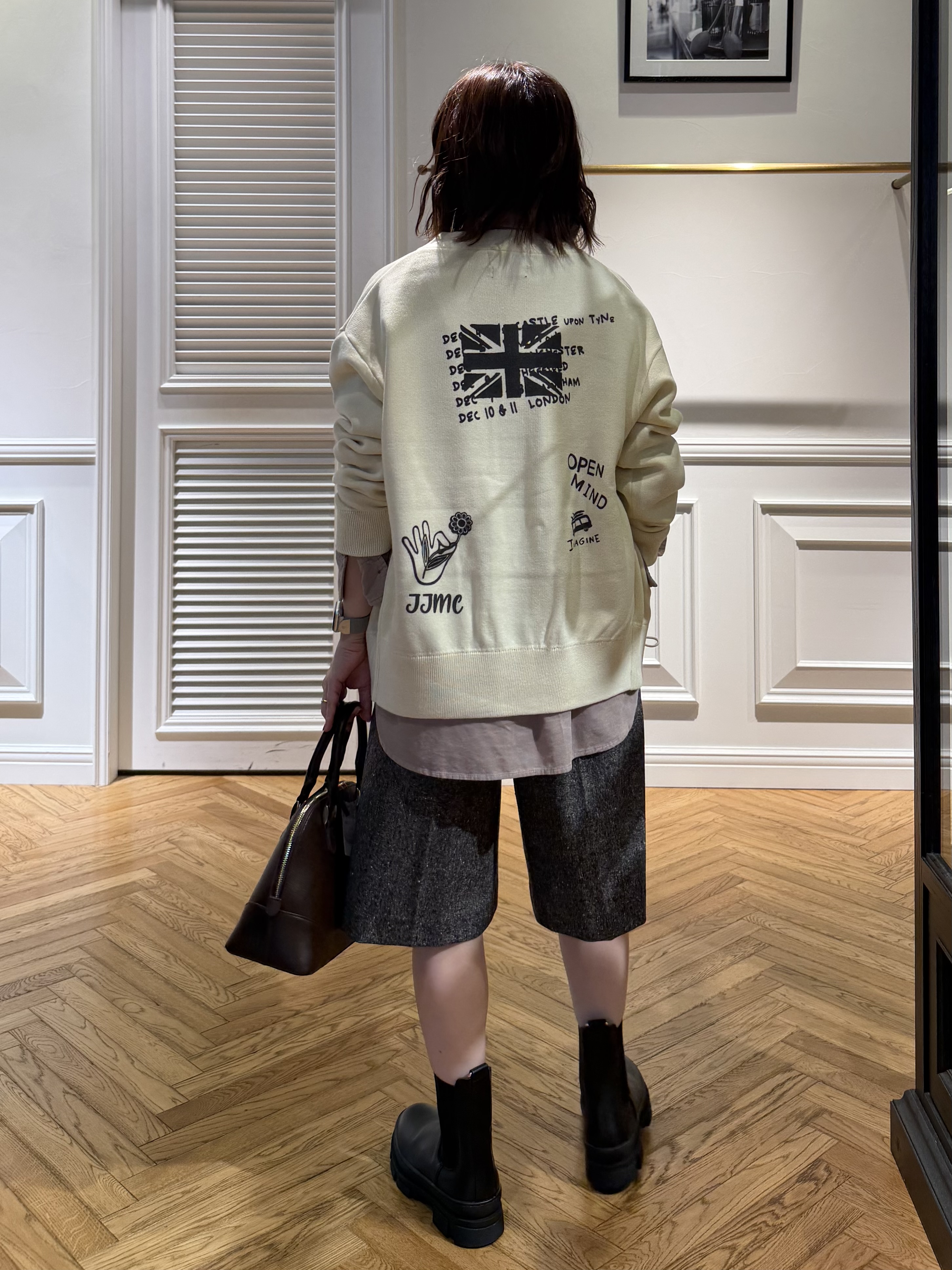 つじ まこさんの「DRESSTERIOR｜【軽やかな着心地】コーデュロイ オーバーサイズシャツ」を使ったコーディネート
