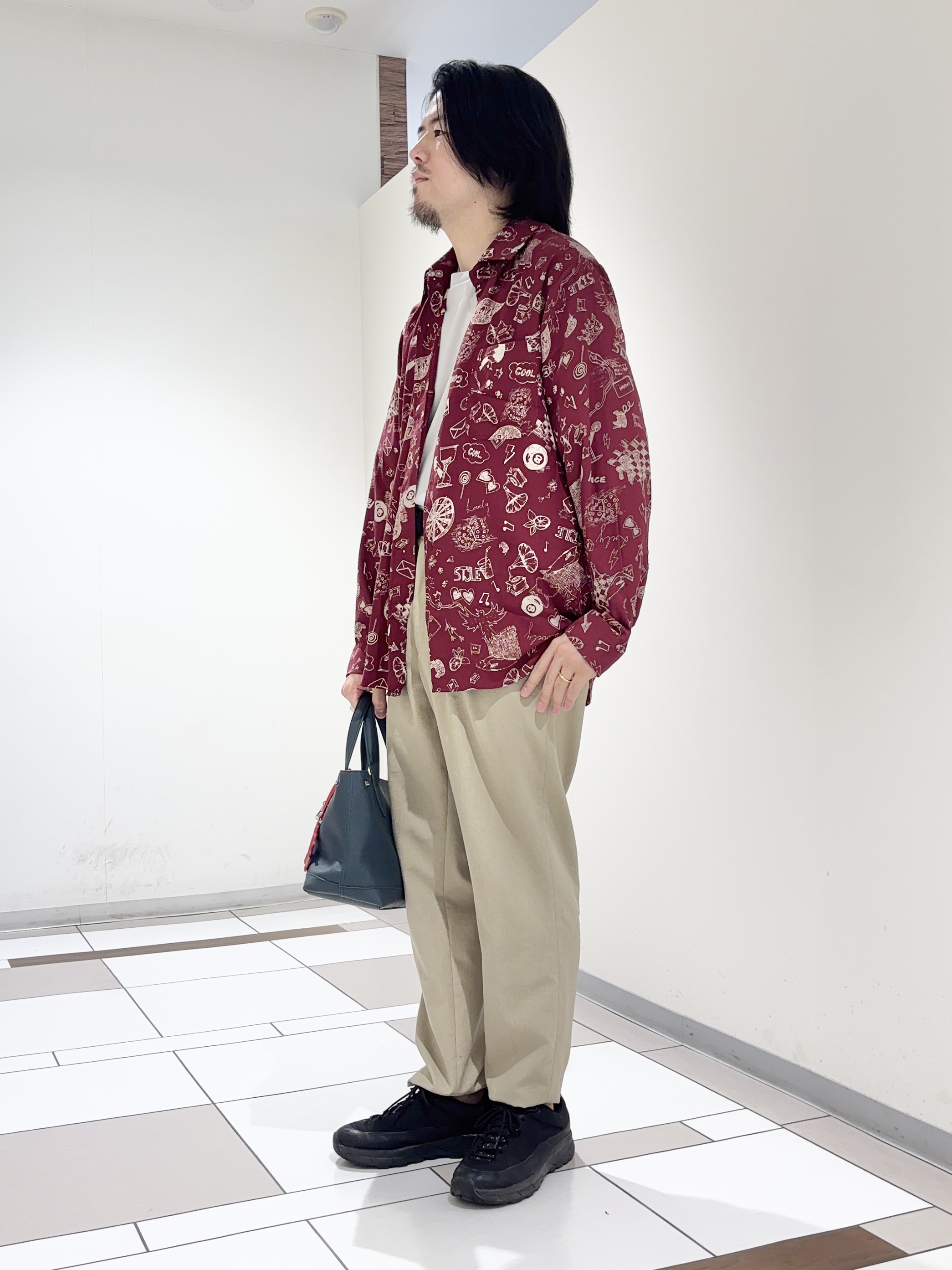 及川さんの「TAKEO KIKUCHI｜【BOWLER HAT LABEL】日本製PLAYプリントシャツ」を使ったコーディネート