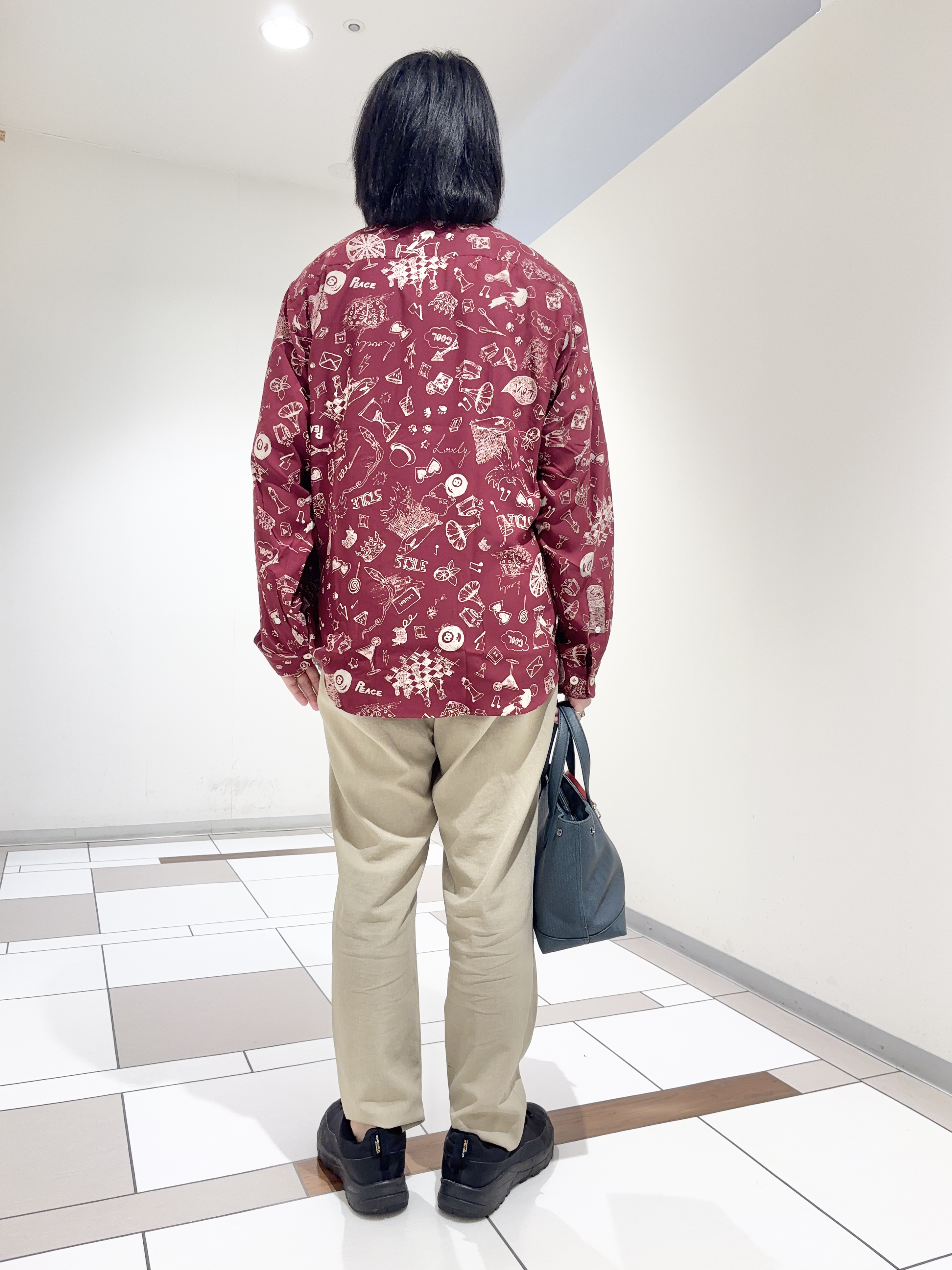 及川さんの「TAKEO KIKUCHI｜【BOWLER HAT LABEL】日本製PLAYプリントシャツ」を使ったコーディネート