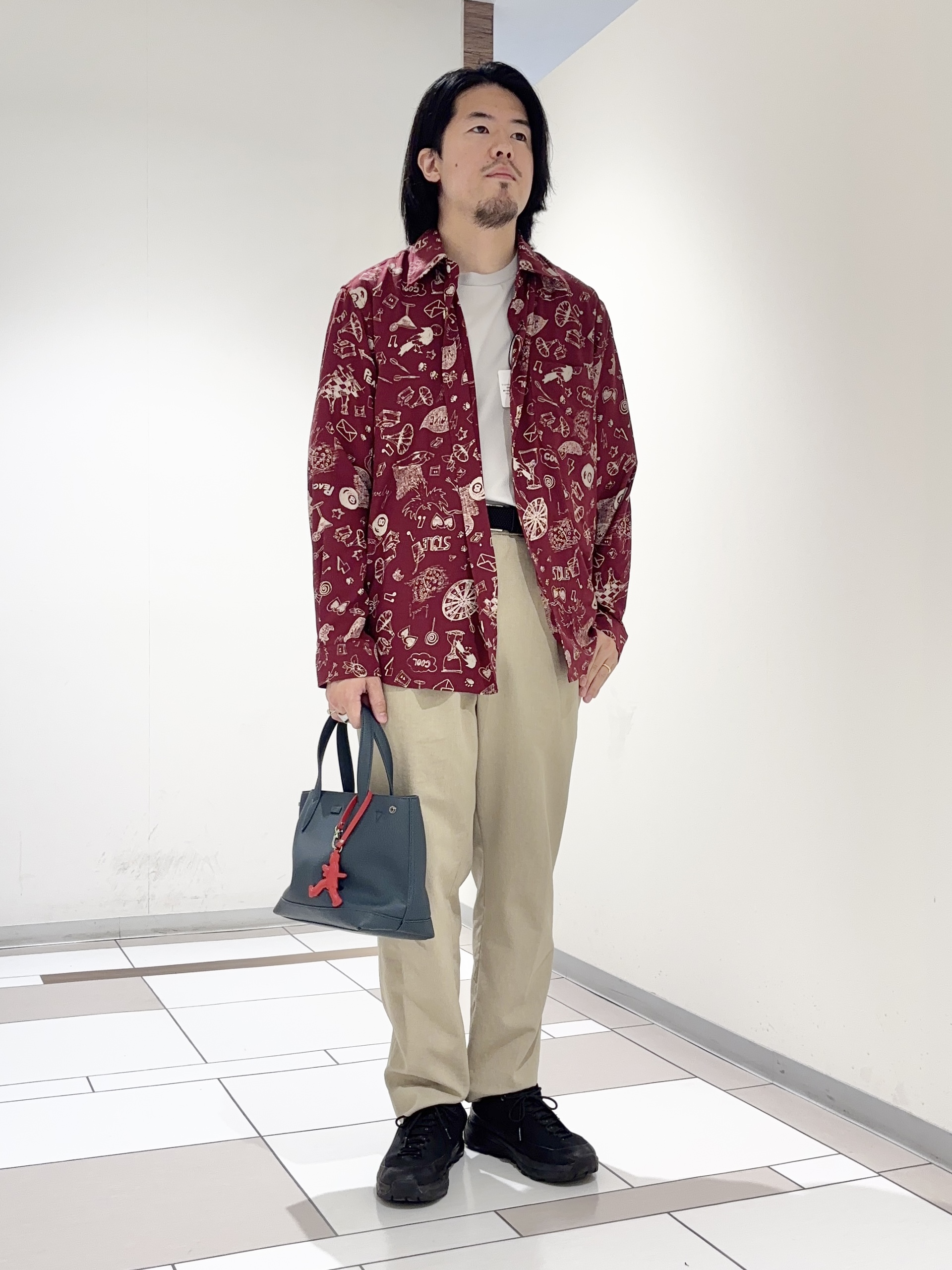 及川さんの「TAKEO KIKUCHI｜【BOWLER HAT LABEL】日本製PLAYプリントシャツ」を使ったコーディネート