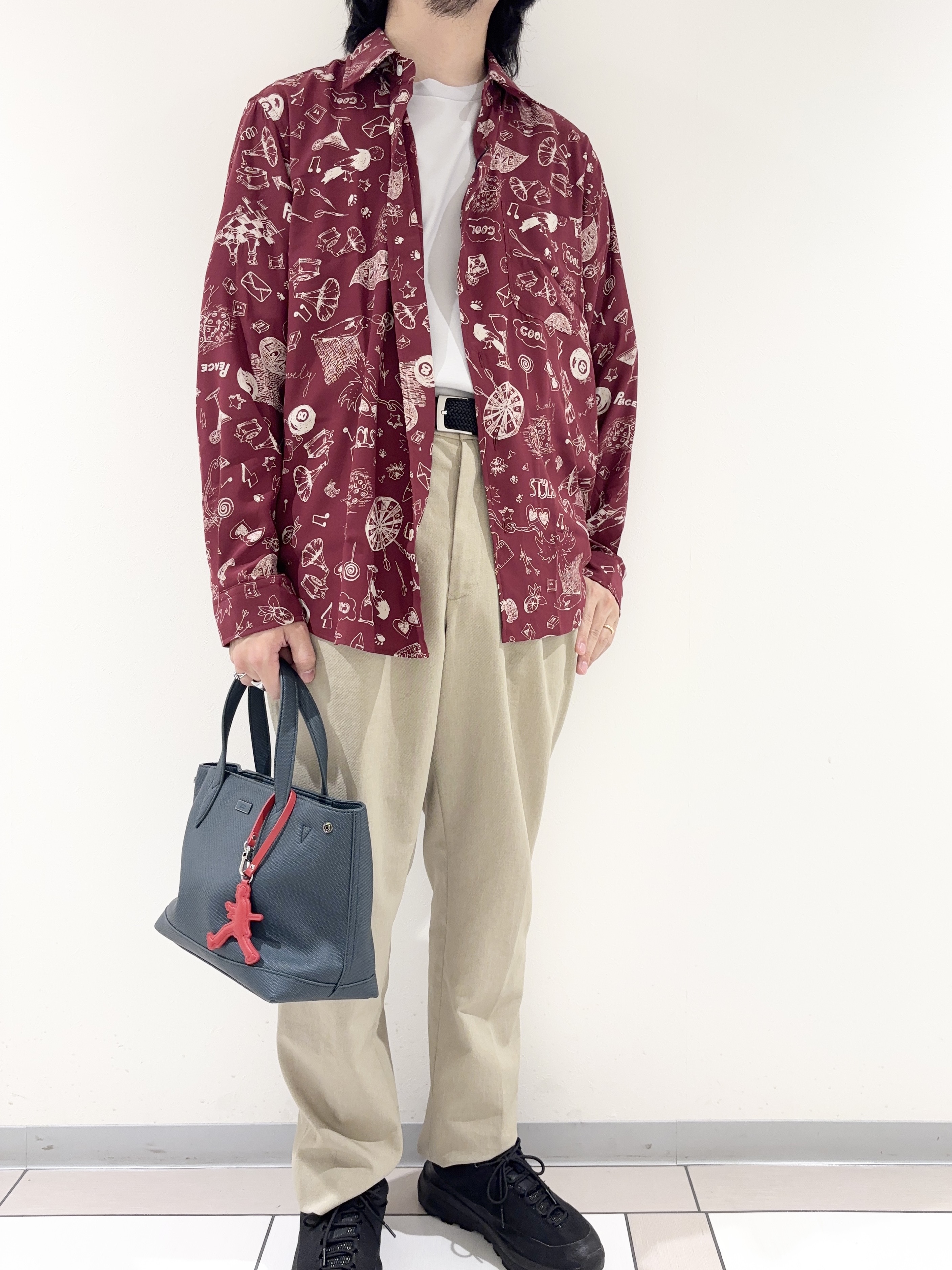 及川さんの「TAKEO KIKUCHI｜【BOWLER HAT LABEL】日本製PLAYプリントシャツ」を使ったコーディネート