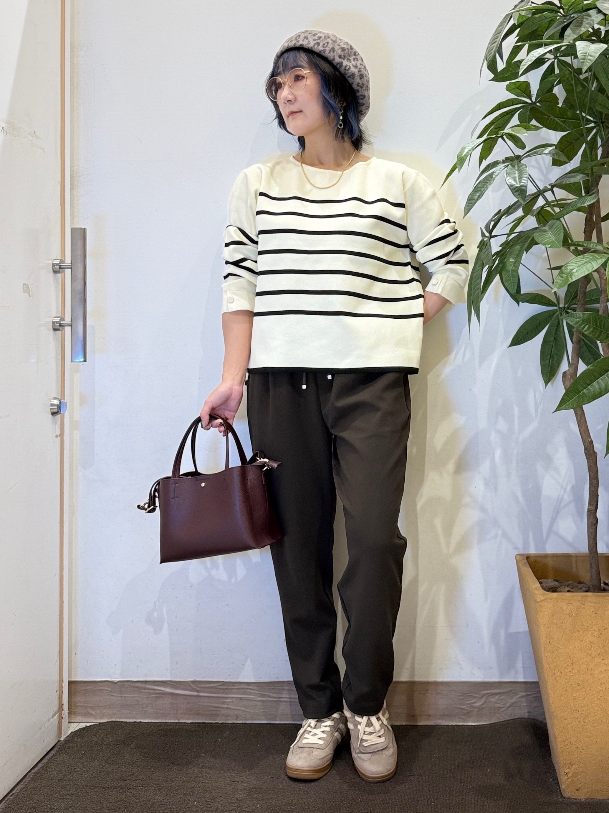 misakiさんの「SHOO･LA･RUE｜【洗濯機可/S-LL】抜け感ある着こなしに 金ボタン付き スポンディッシュ クルーネックニット」を使ったコーディネート