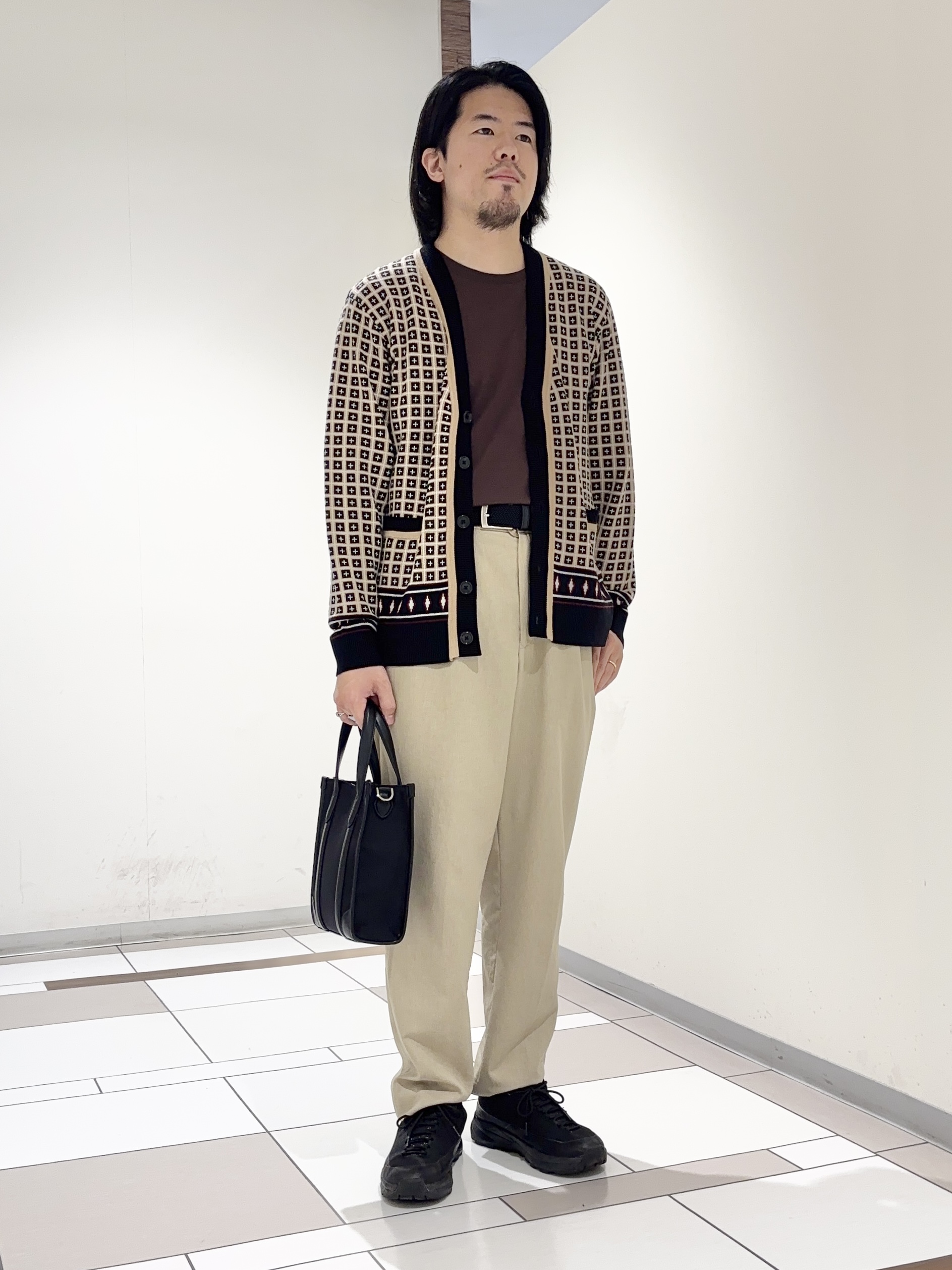 及川さんの「TAKEO KIKUCHI｜【BOWLER HAT LABEL】ジオメトリック柄カーディガン」を使ったコーディネート