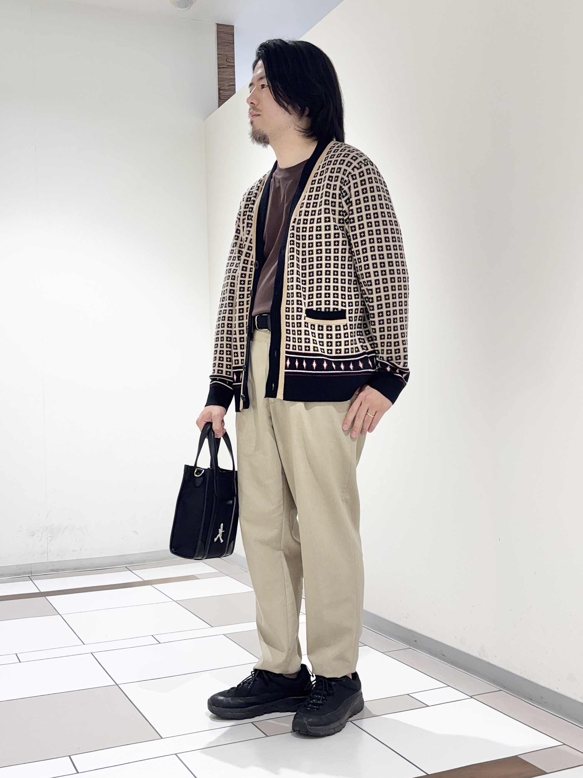 及川さんの「TAKEO KIKUCHI｜【BOWLER HAT LABEL】ジオメトリック柄カーディガン」を使ったコーディネート