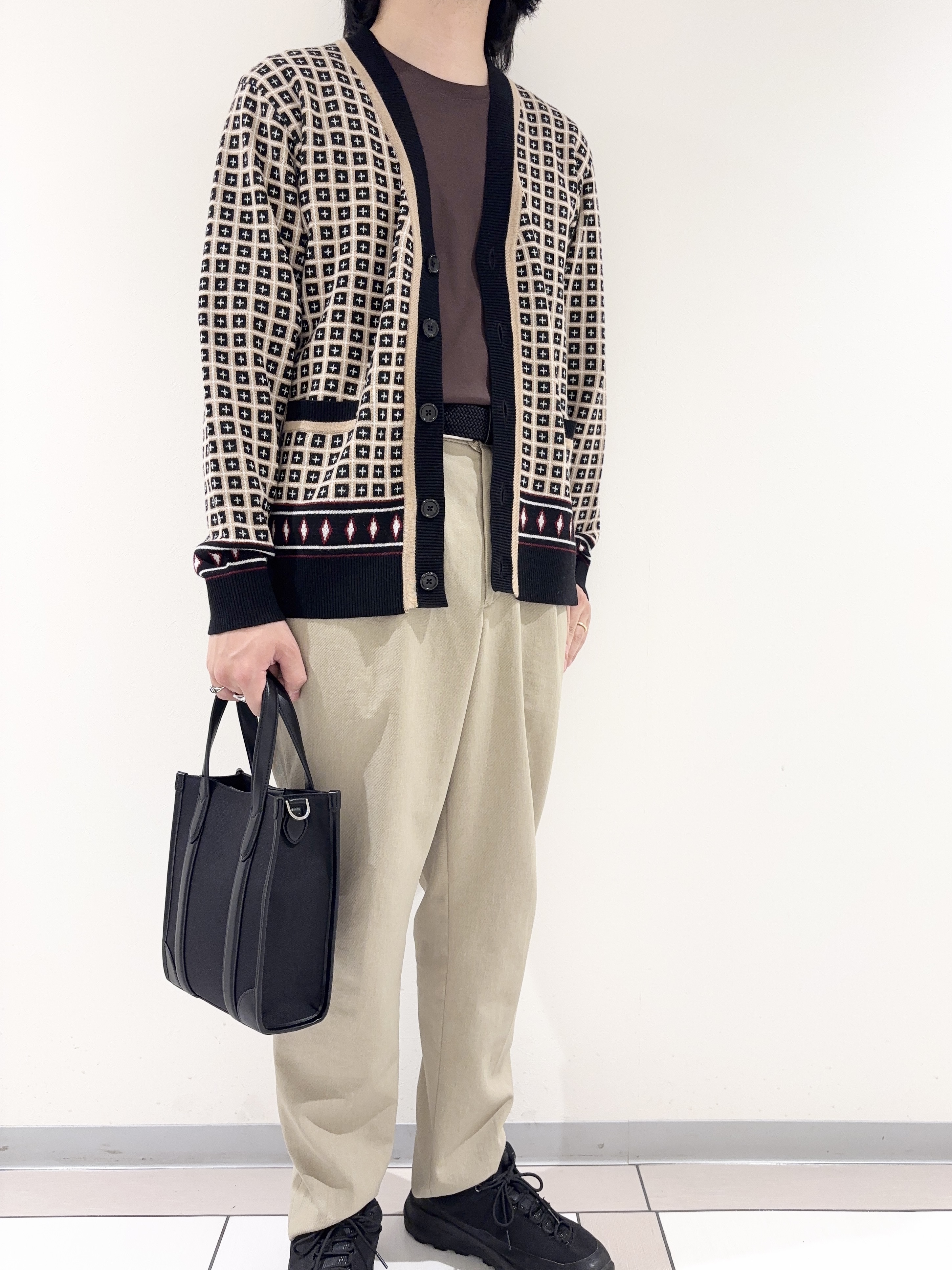 及川さんの「TAKEO KIKUCHI｜【BOWLER HAT LABEL】ジオメトリック柄カーディガン」を使ったコーディネート